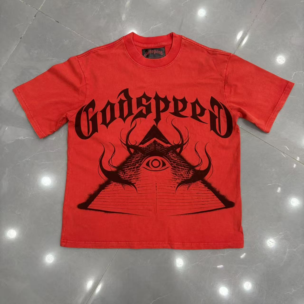Washed red pyramid demon eye print short-sleeved shirt
