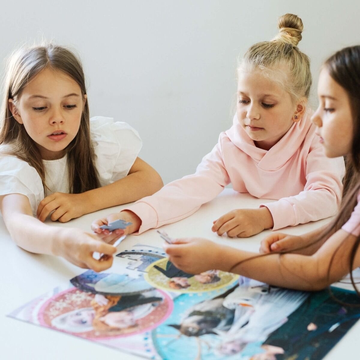 Puzzle Z Brokatem Kraina Lodu 100 El. W Blasku Miłości