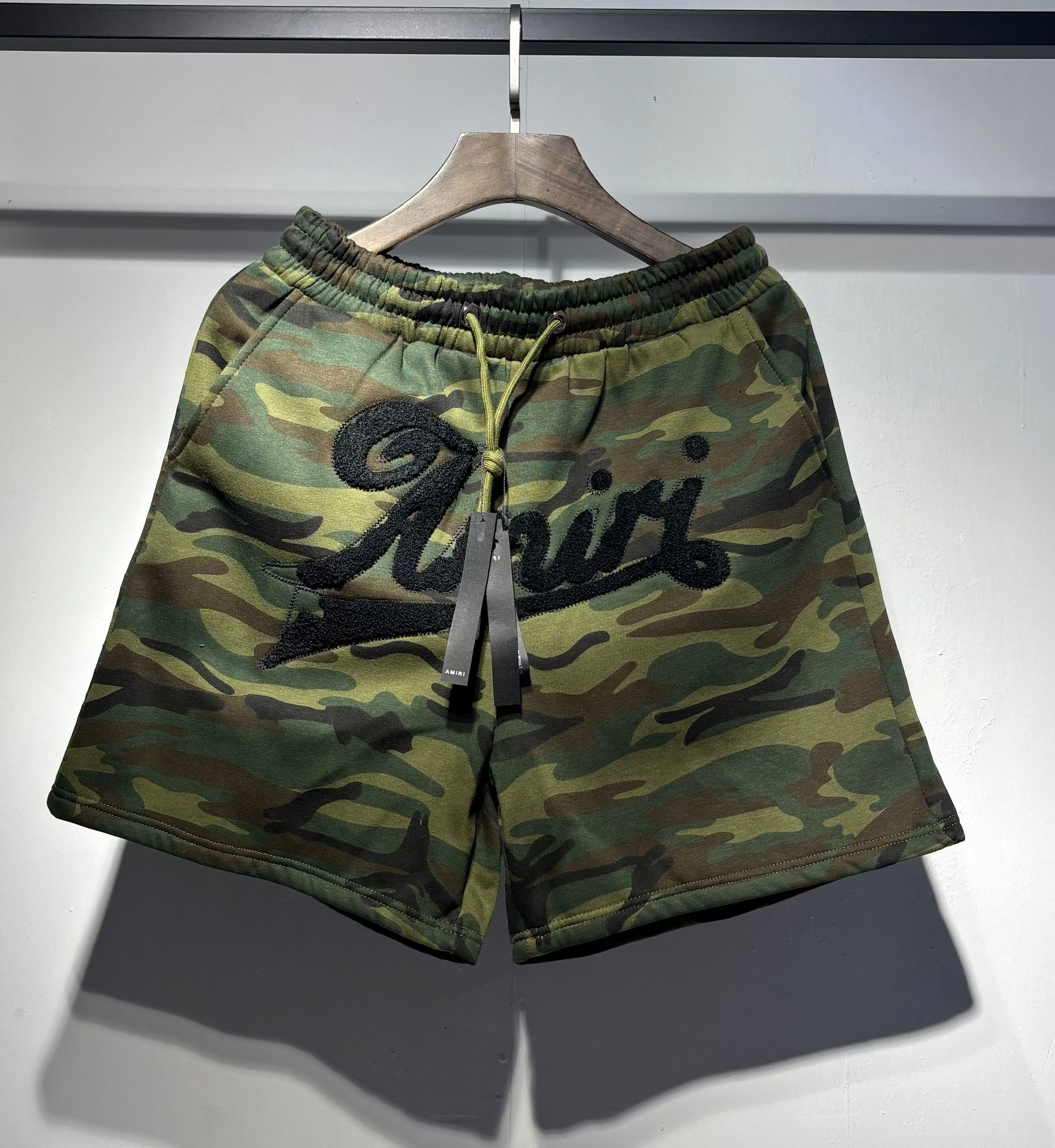 Camouflage graffiti-printed and outlined logo shorts