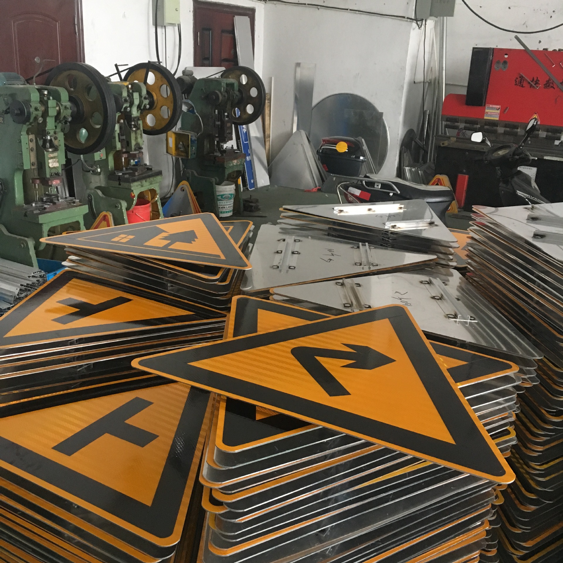 Aluminum reflective traffic signs, speed limit and height restriction round signs, highway indicator signs, warning signs, triangular warning signs