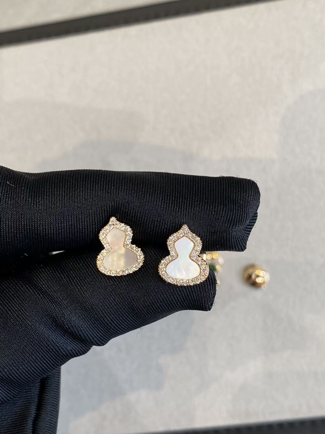 Queelin gourd jade earrings
