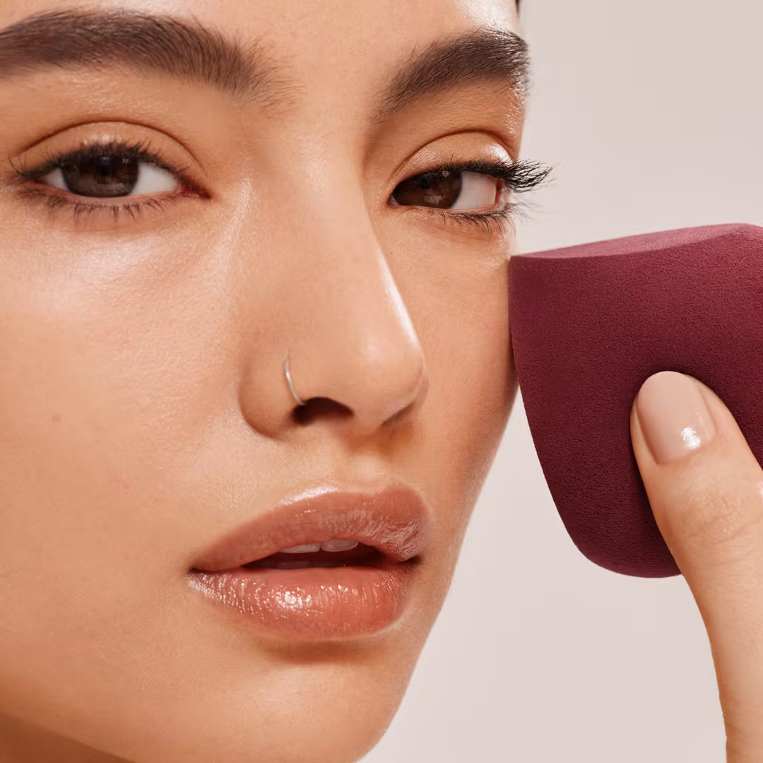 Rare Beauty  Soft Touch Makeup Blending Sponge