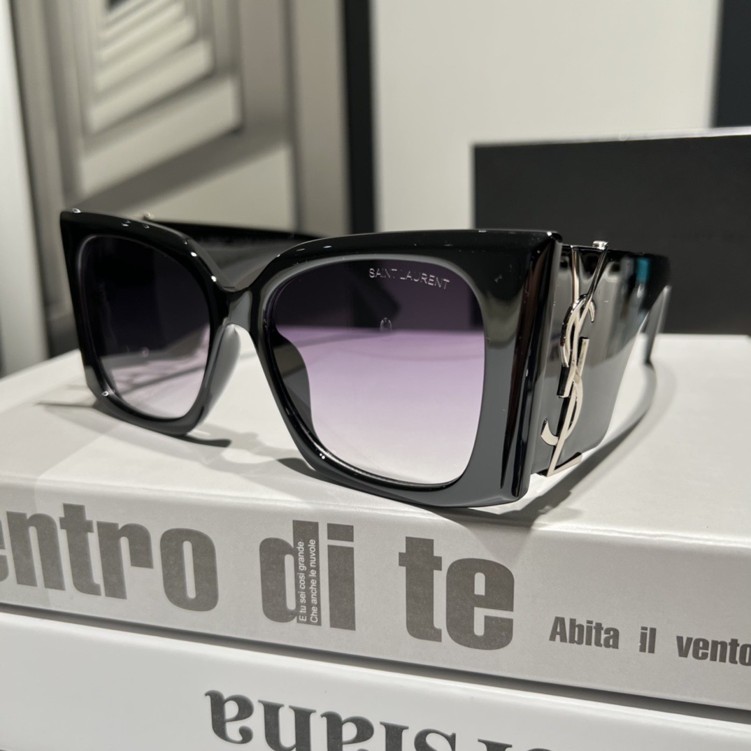 Saint Laurent Fashionable Sunglasses