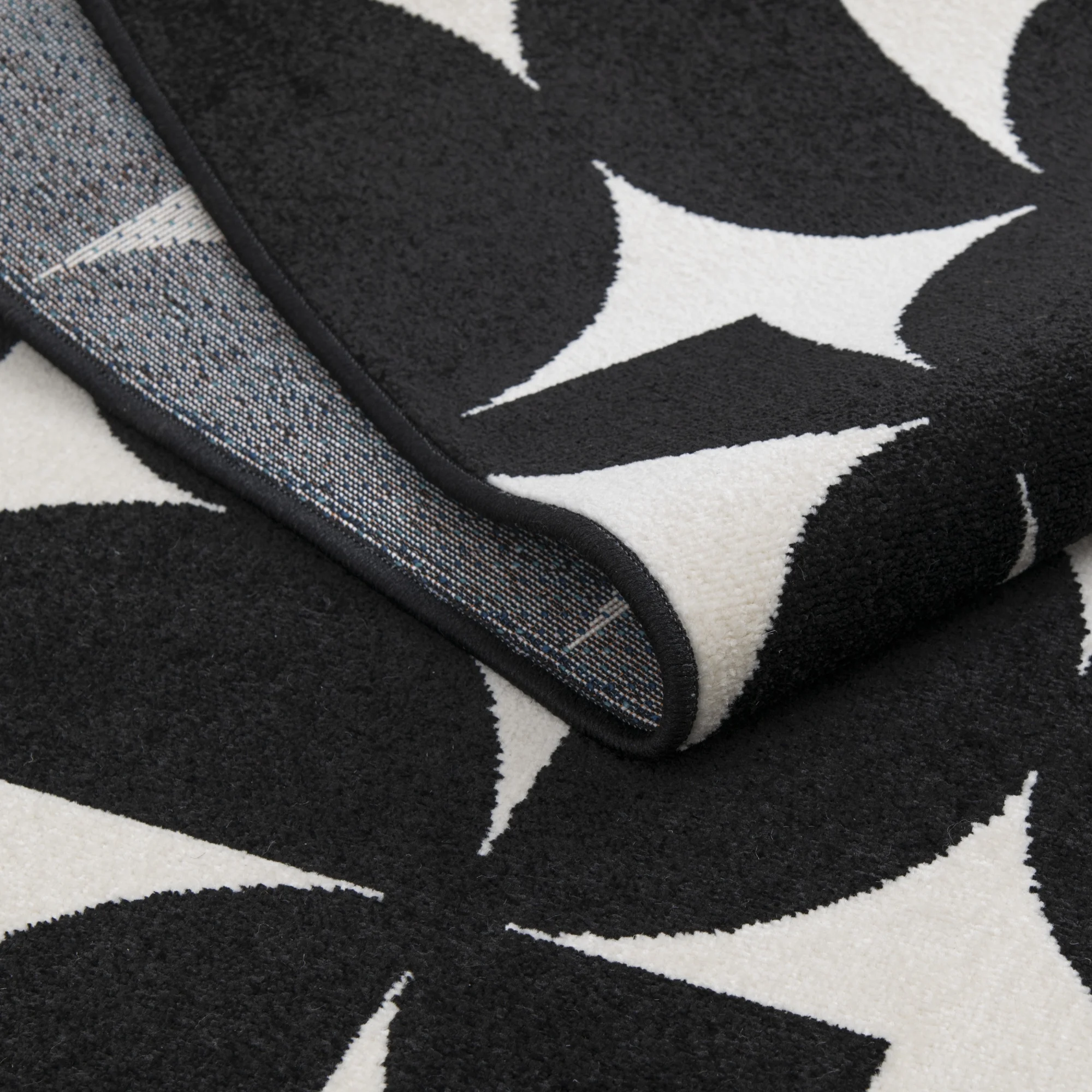 Loomaknoti Terrace Tropic Sevella 5' x 7' Geometric Indoor/Outdoor Area Rug , Black/White