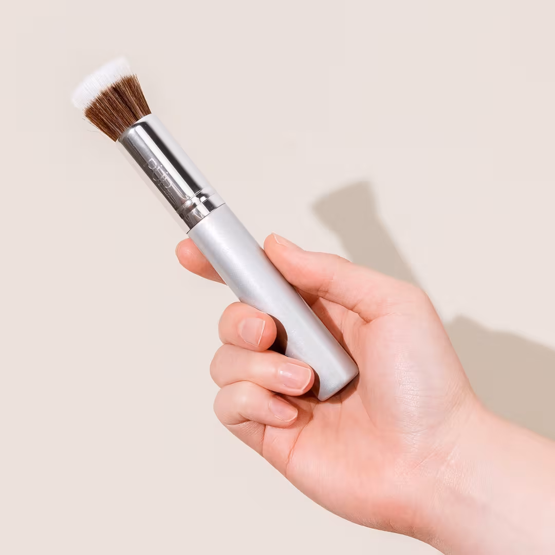 PÜR Minerals  Liquid Foundation Chisel Makeup Brush