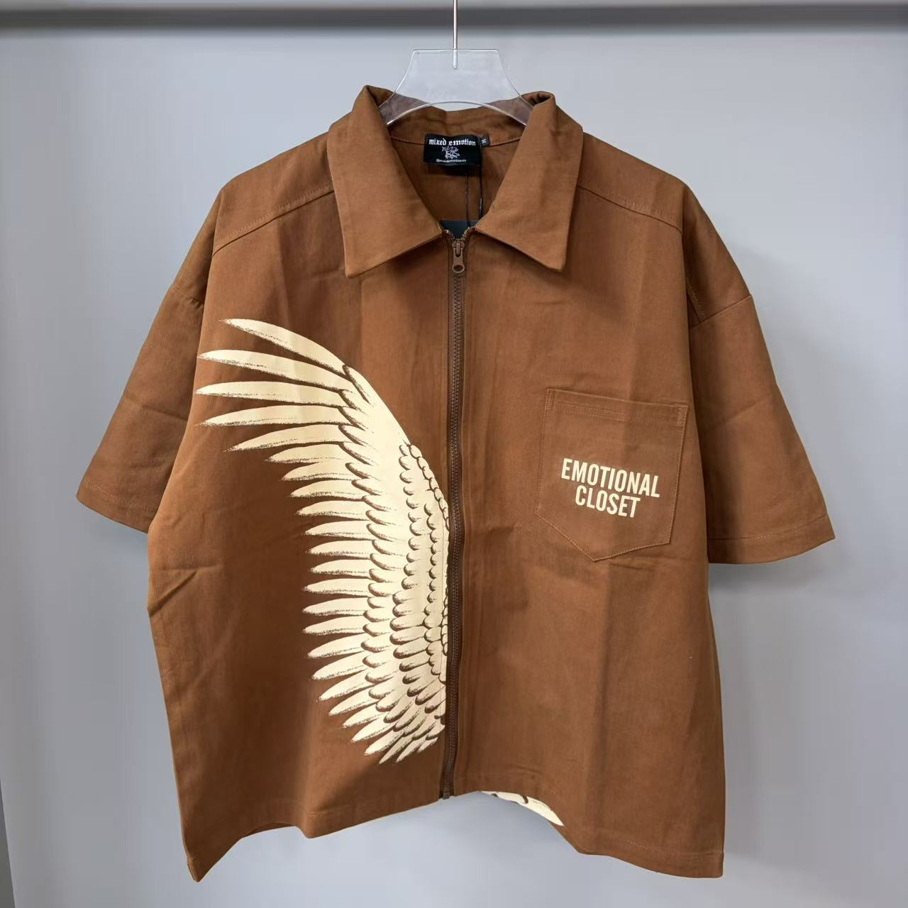Brown wing-print polo shirt with zipper and short sleeves