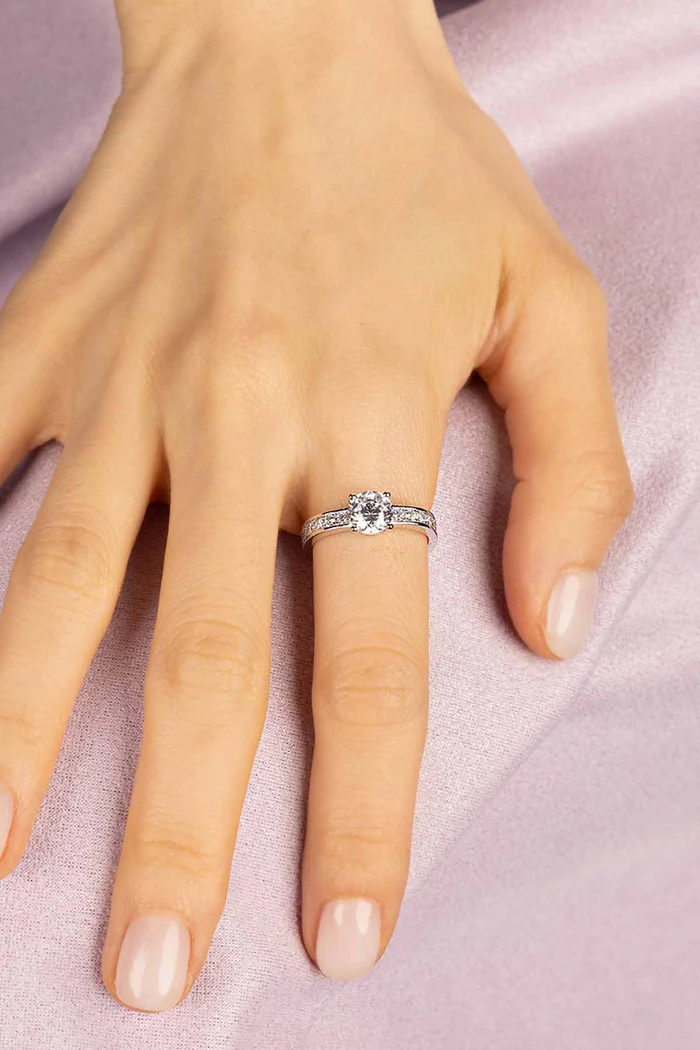 Anello con pave' e zirconia
