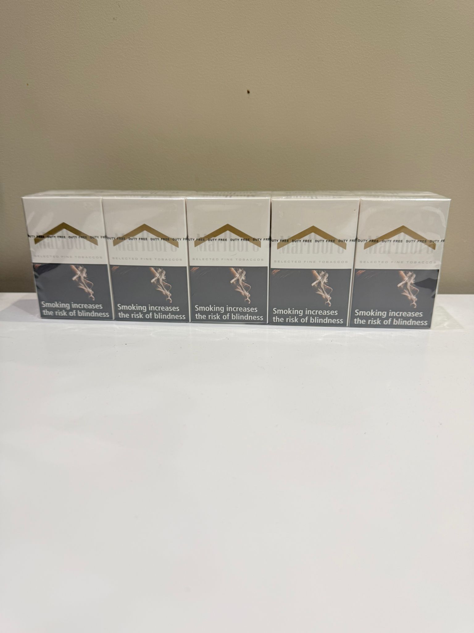Marlboro White Black 20s Cigarettes x 10 Packs /1 Carton