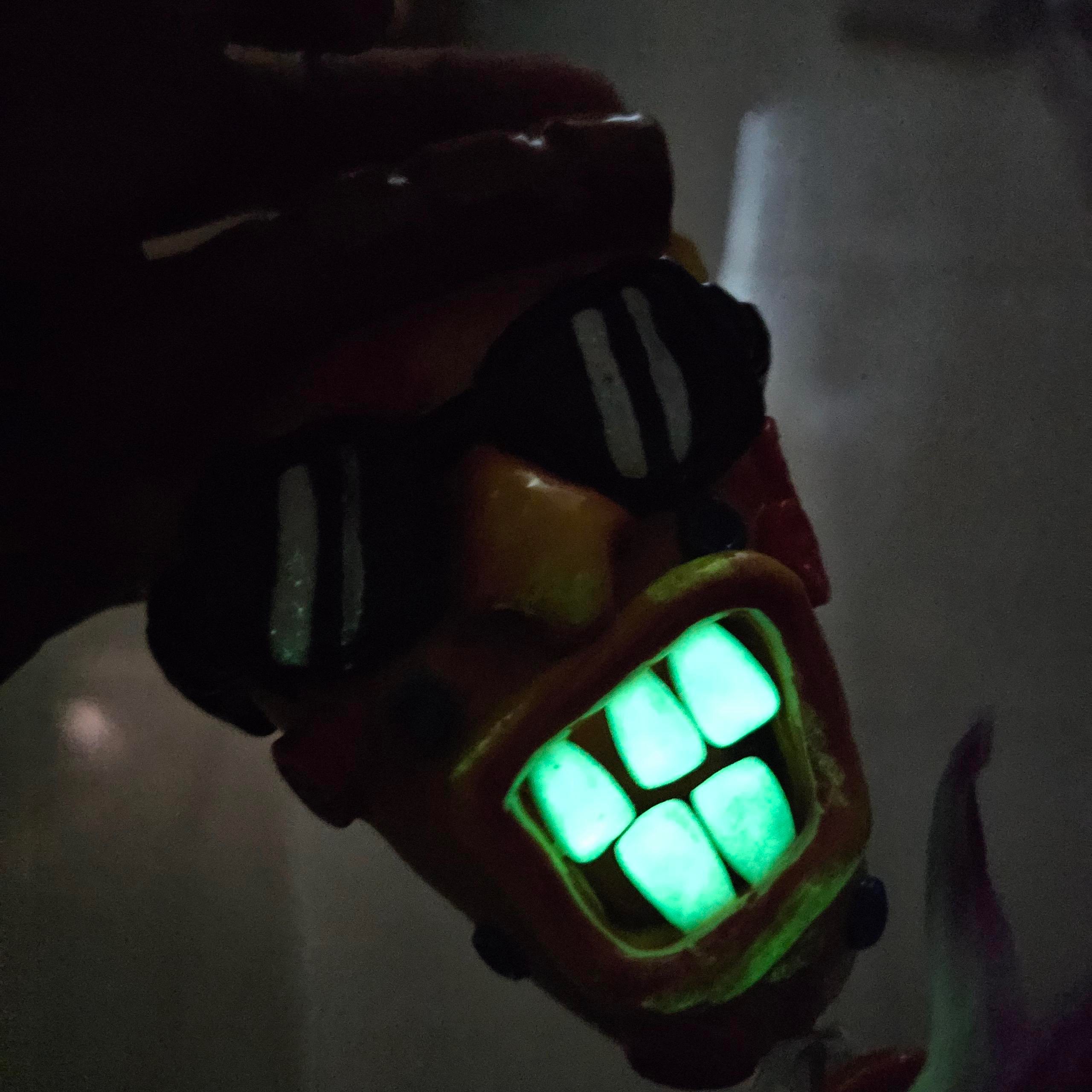 Pizza face mini dab rig glow in dark