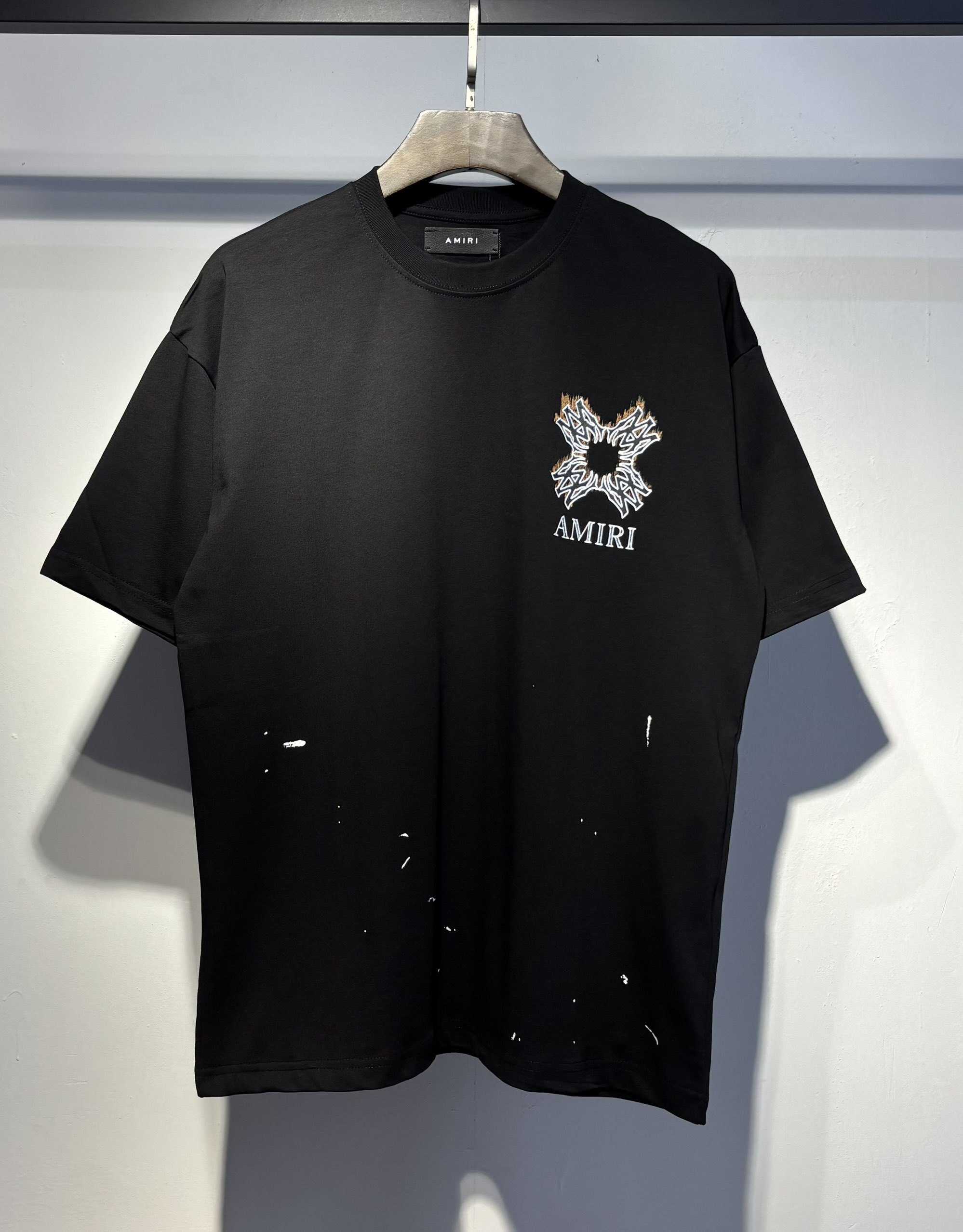 Black minimalist letter logo short-sleeved shirt