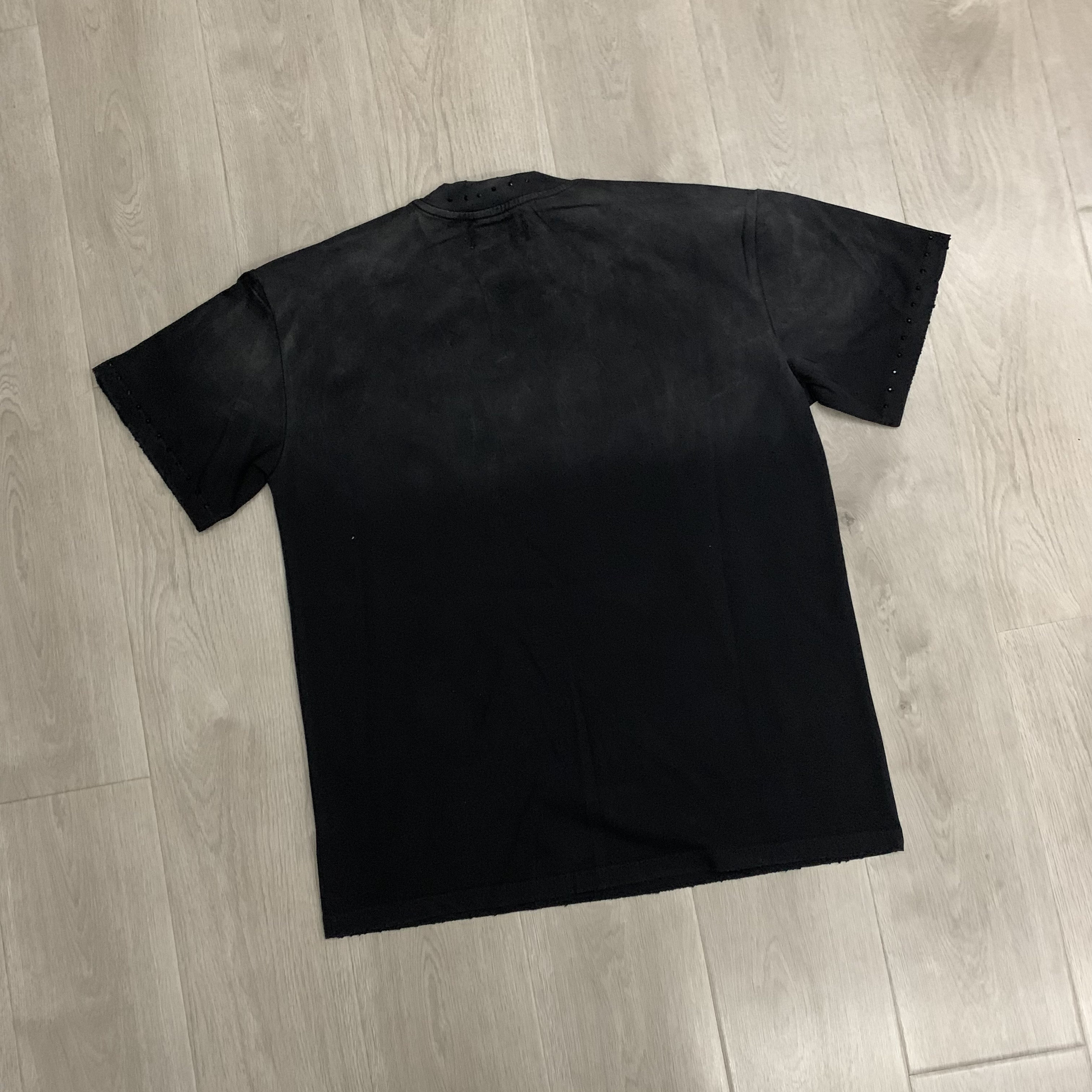 Short-sleeved T-shirt with rhinestones, washed and distressed, featuring frayed holes