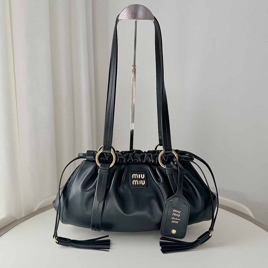 Miu Miu Shoulder Bag in Nero
