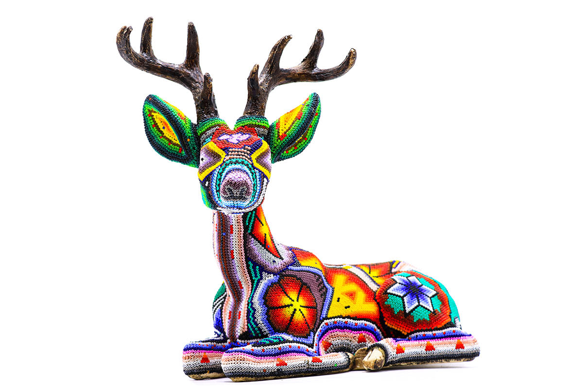 Venado acostado – Obra de Arte Huichol