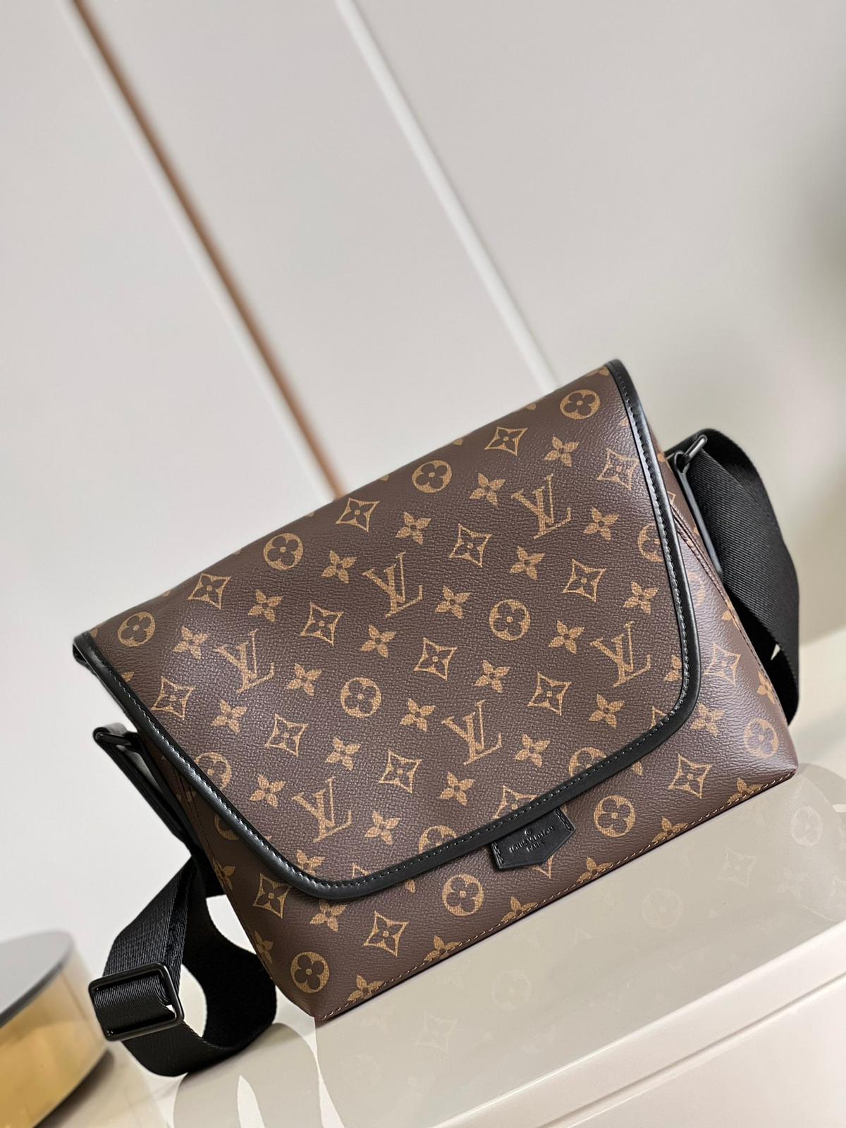 LVmonogram messenger bag