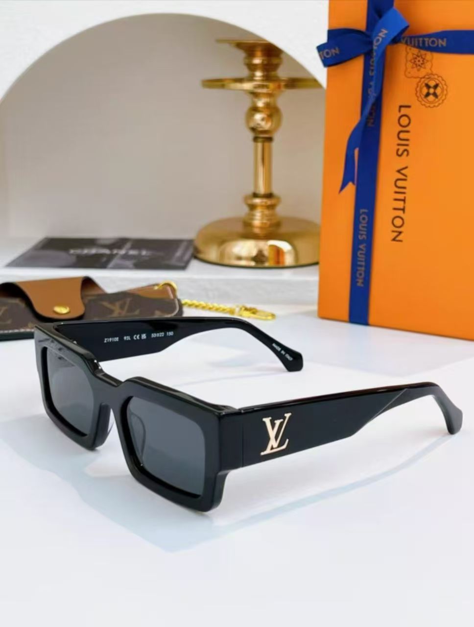 1:1 black frame with gold logo sunglasses