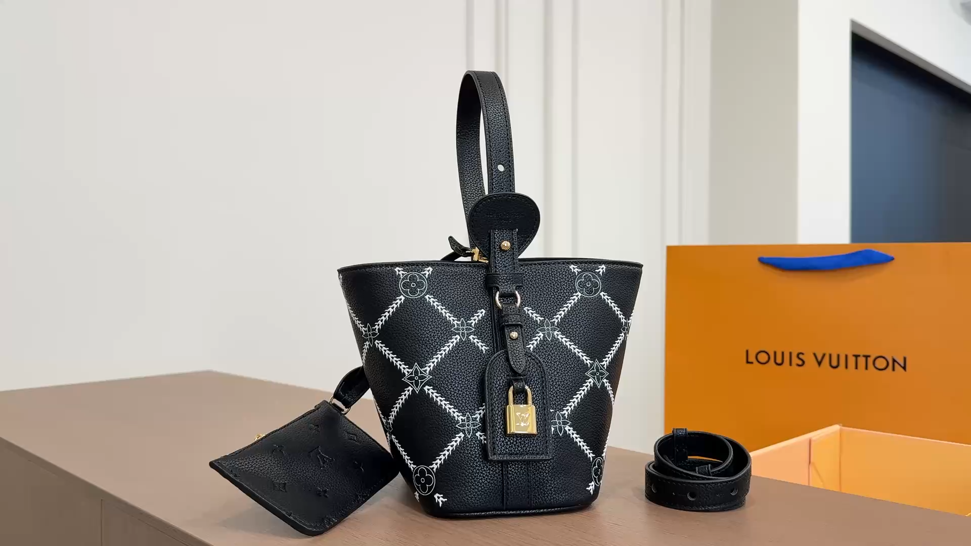 LV 25 Allinbb Bucket Bag