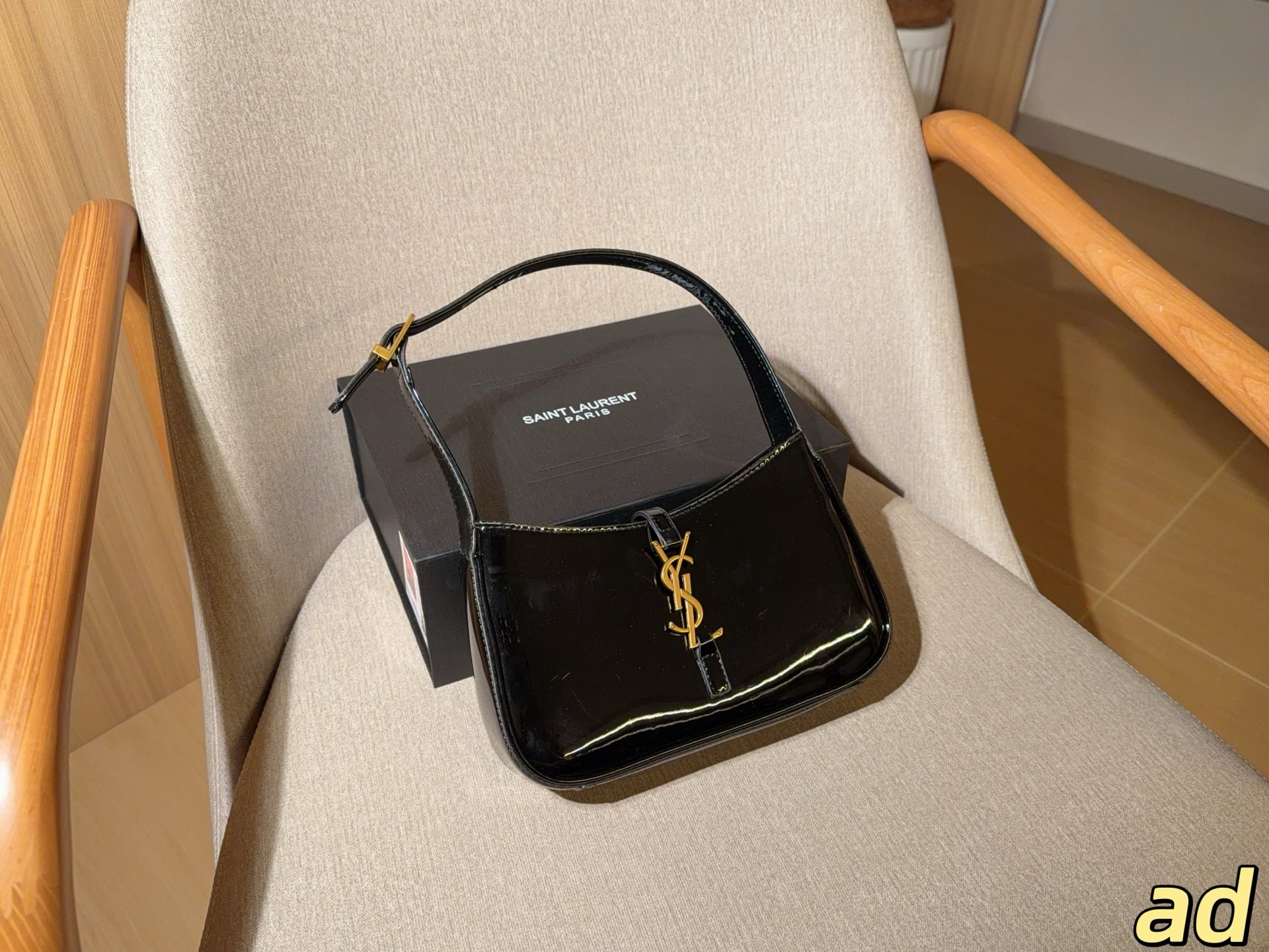 Saint Laurent Le 5 à 7 Hobo Shoulder Bag Laquered