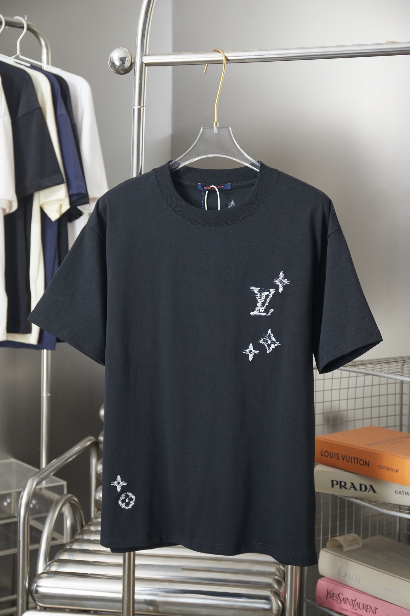 1V 26SS Early Spring New Arrival – Signature Embroidered Letter t-shirt