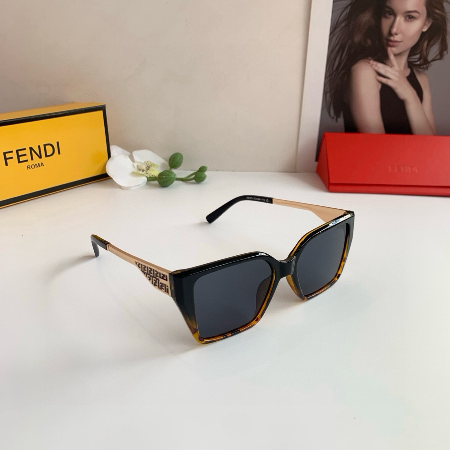 Fendi FF Logo Square-Frame Sunglasses