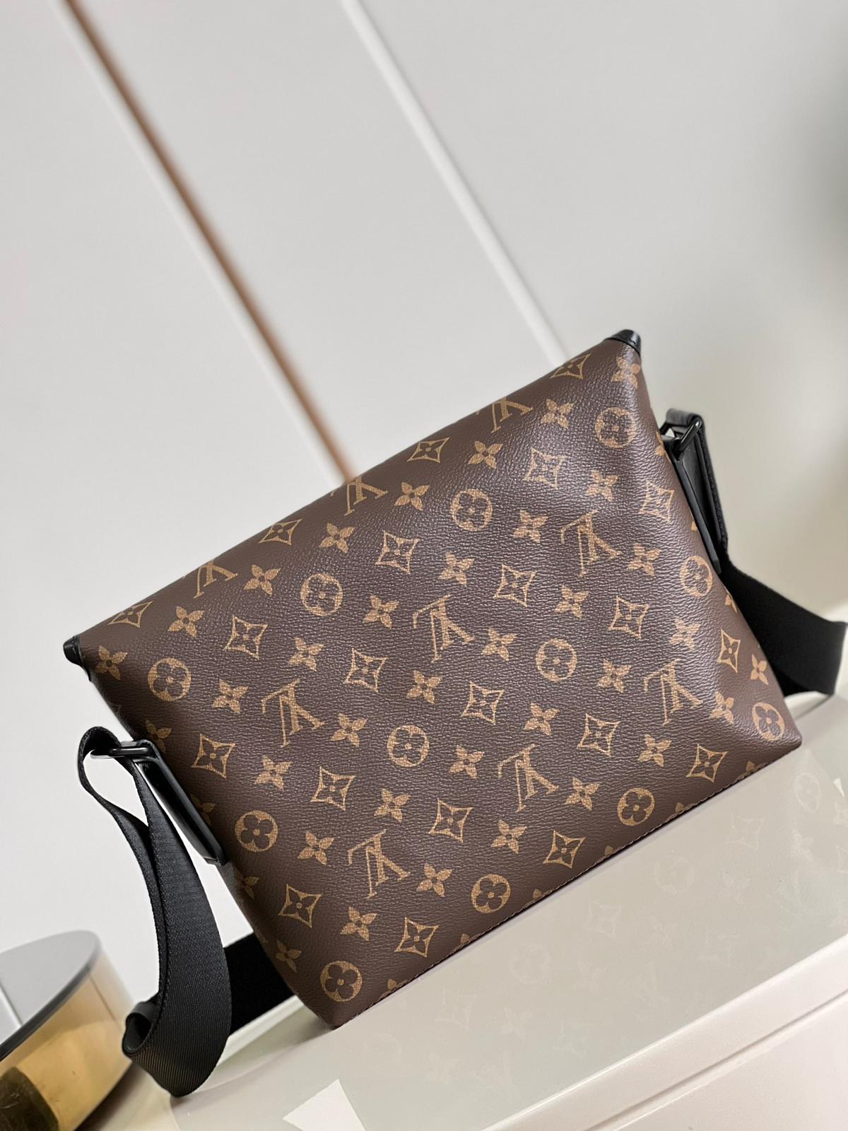 LVmonogram messenger bag