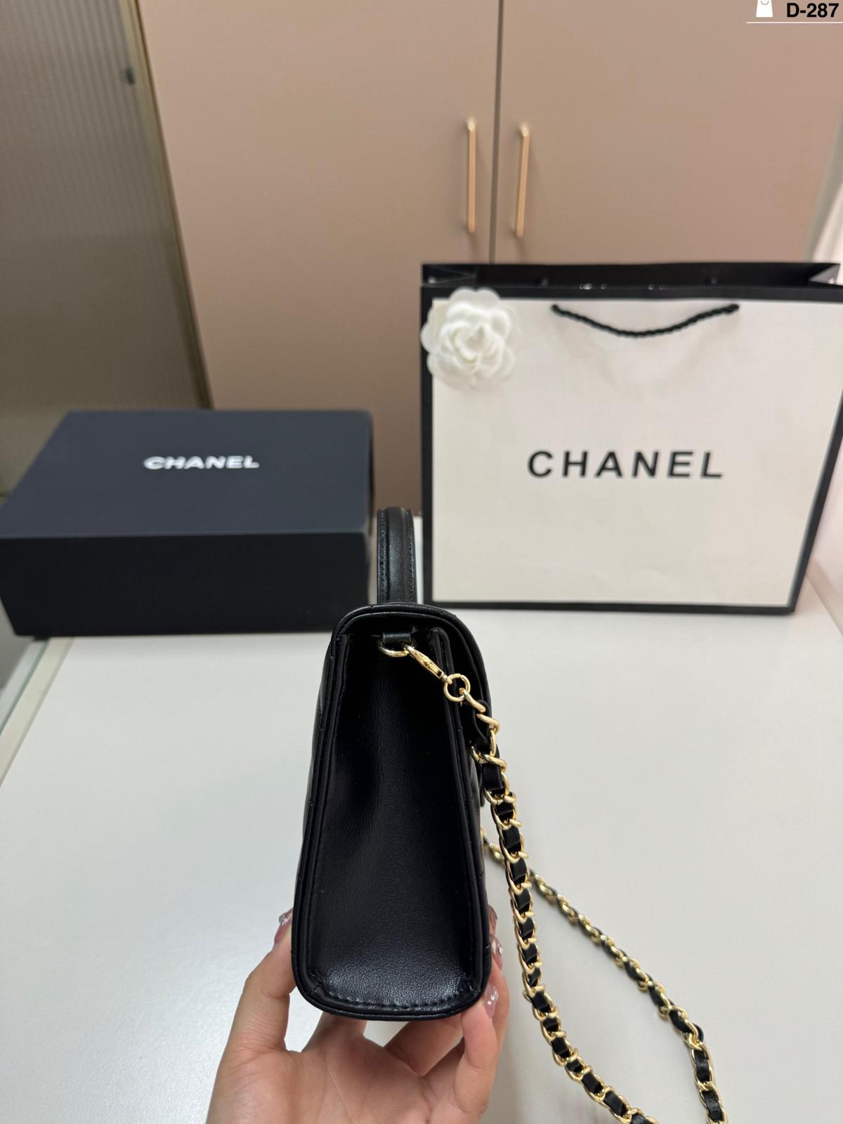 Chanel V-patterned envelope chain bag