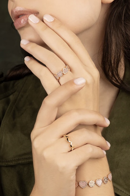 Anello tuttogiro con cuori in pave' e madreperla rosa