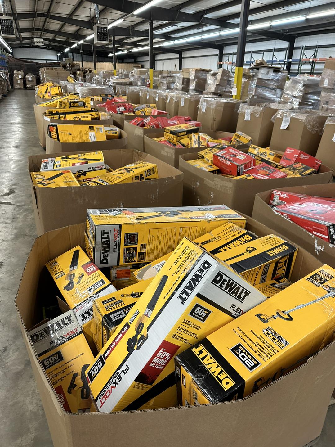 Cliente de Amazon devuelve paletas de herramientas en línea📦