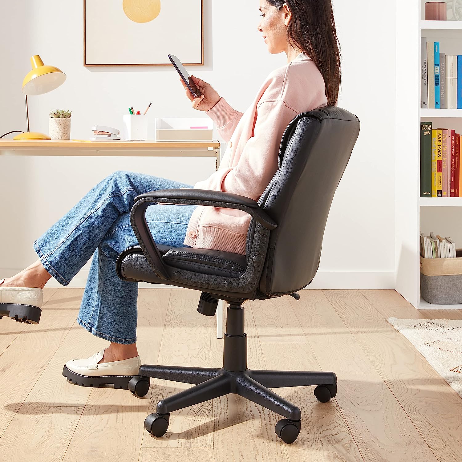 Silla de escritorio acolchada de oficina con reposabrazos, altura/inclinaci&oacute;n ajustable, giro de 360 grados, capacidad de 275 libras, color blanco