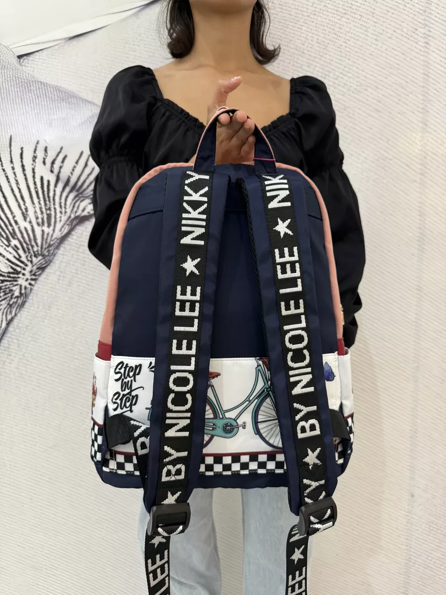 Mochila Grande De Nylon Con Solapa Y Bolsas Laterales Step By Step Nikky By Nicole Lee Ss24
