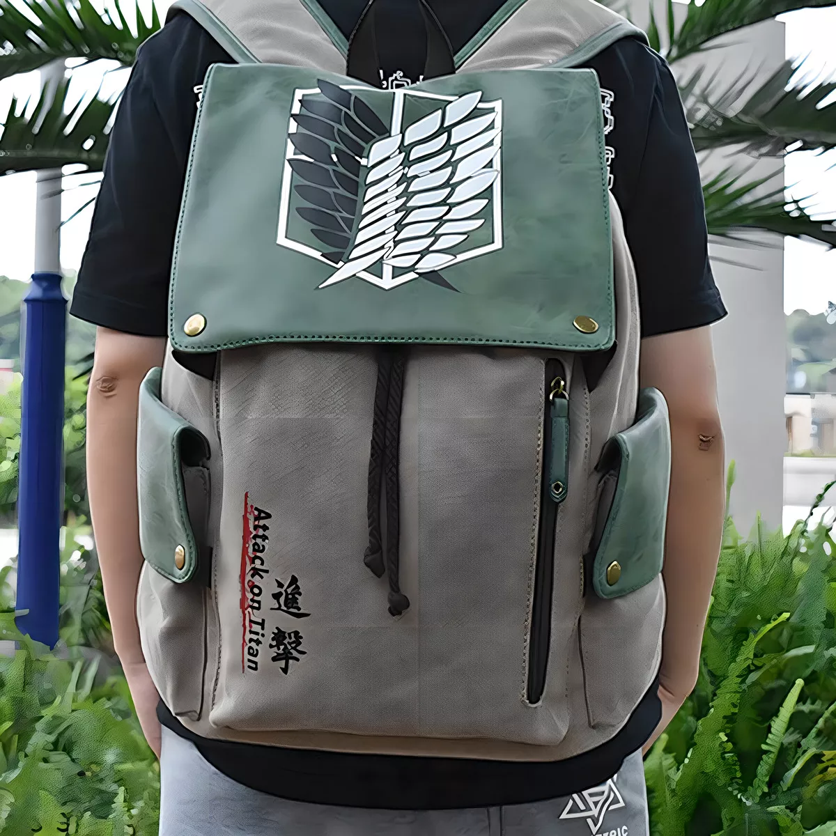 Mochila urbana Shuang.W QT Attack on Titan color marr&oacute;n claro dise&ntilde;o attack on titan 25L