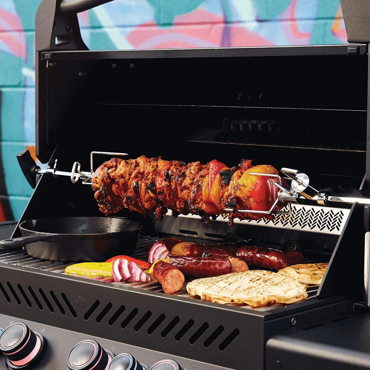 Parrilla de gas propano Napoleon Phantom Prestige 500 con quemador trasero infrarrojo, quemador lateral infrarrojo y kit de asador, negro mate-P500RSIBPMK-3-PHM