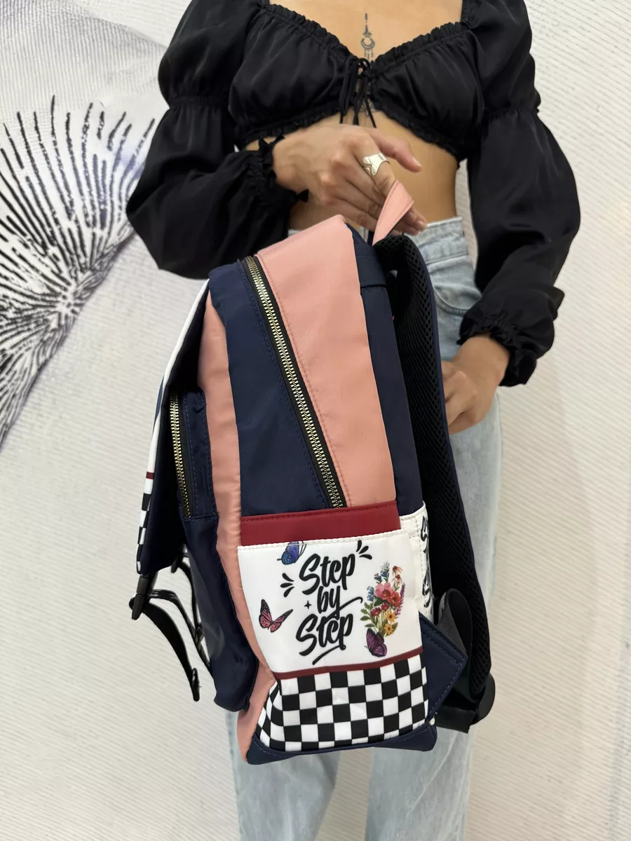 Mochila Grande De Nylon Con Solapa Y Bolsas Laterales Step By Step Nikky By Nicole Lee Ss24