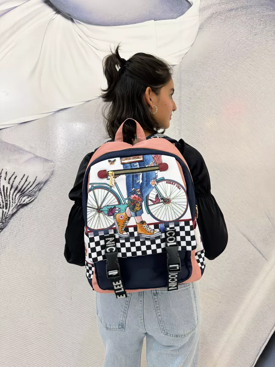 Mochila Grande De Nylon Con Solapa Y Bolsas Laterales Step By Step Nikky By Nicole Lee Ss24