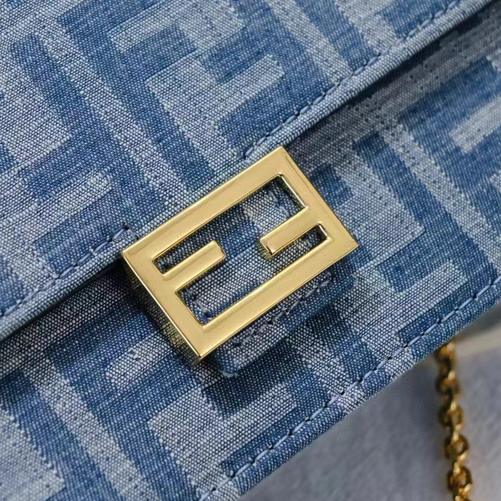 FENDI Baguette Wallet On Chain bag