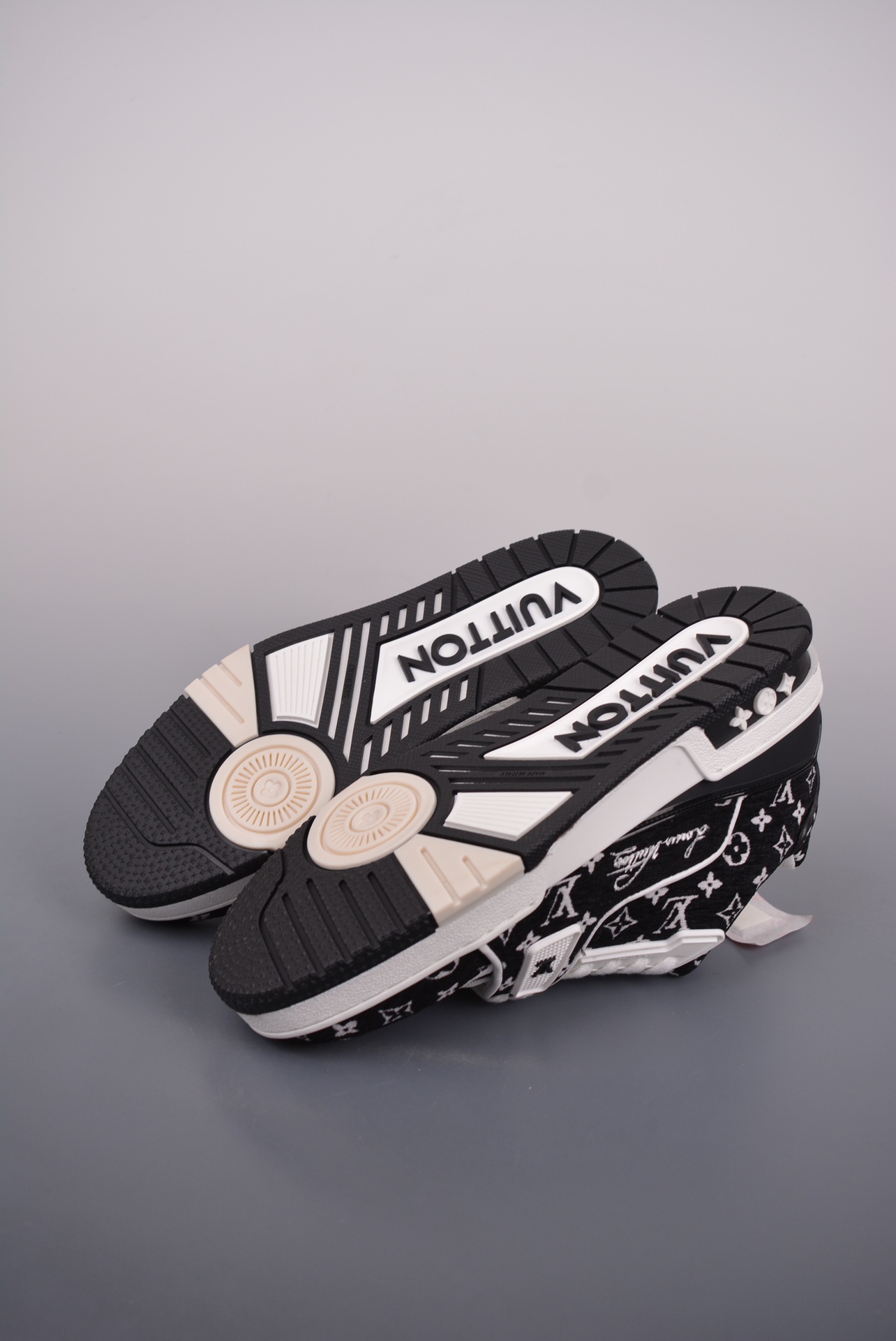 Louis Vuitton Sneakers pattern black