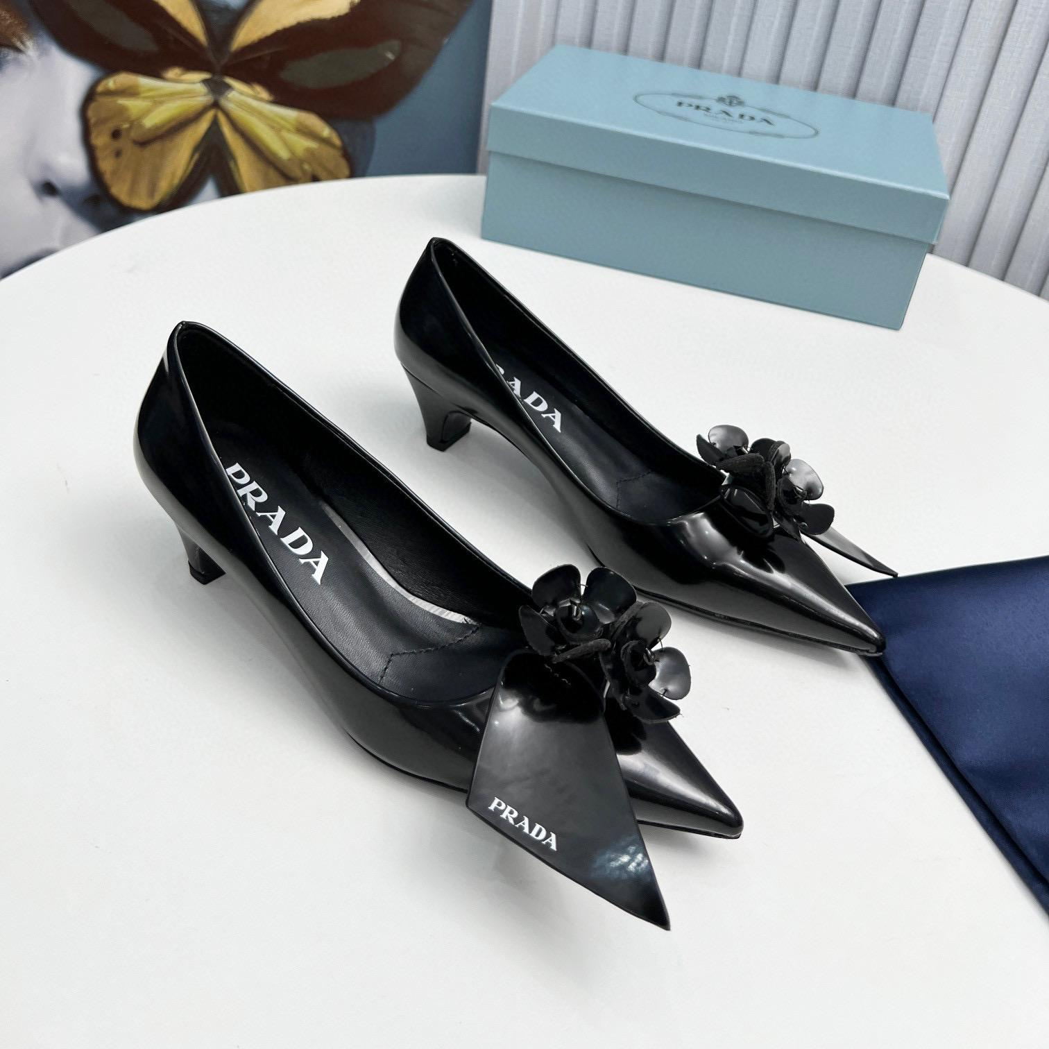 Prada  Leather Simple And Fashionable  Sandals Slide