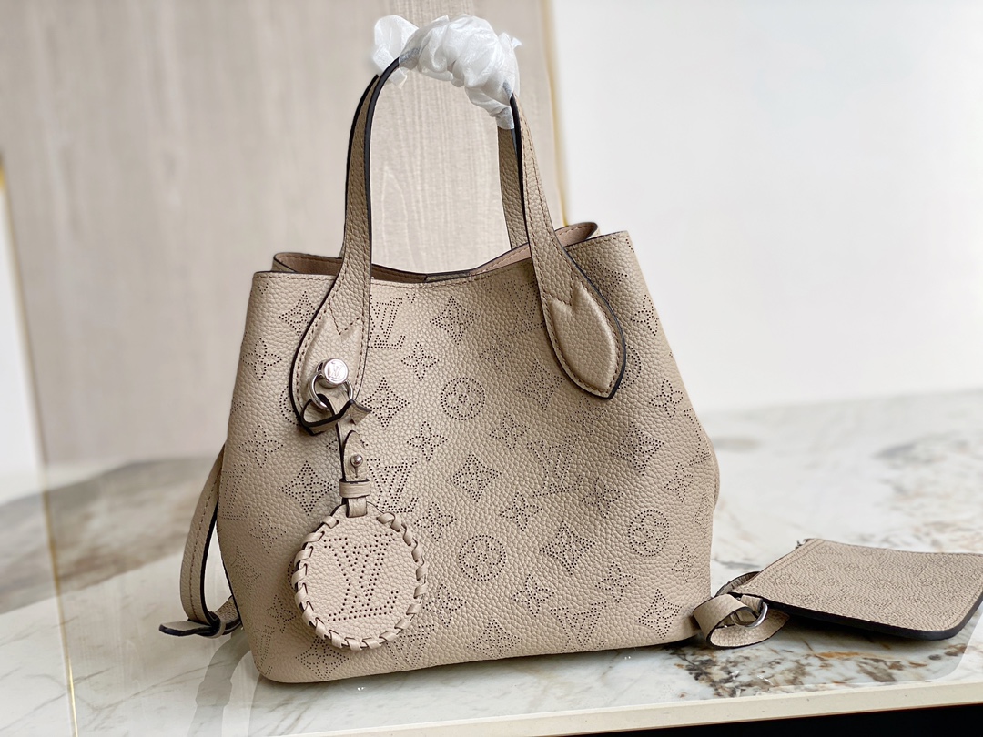 Louis Vuitton Blossom PM M21849