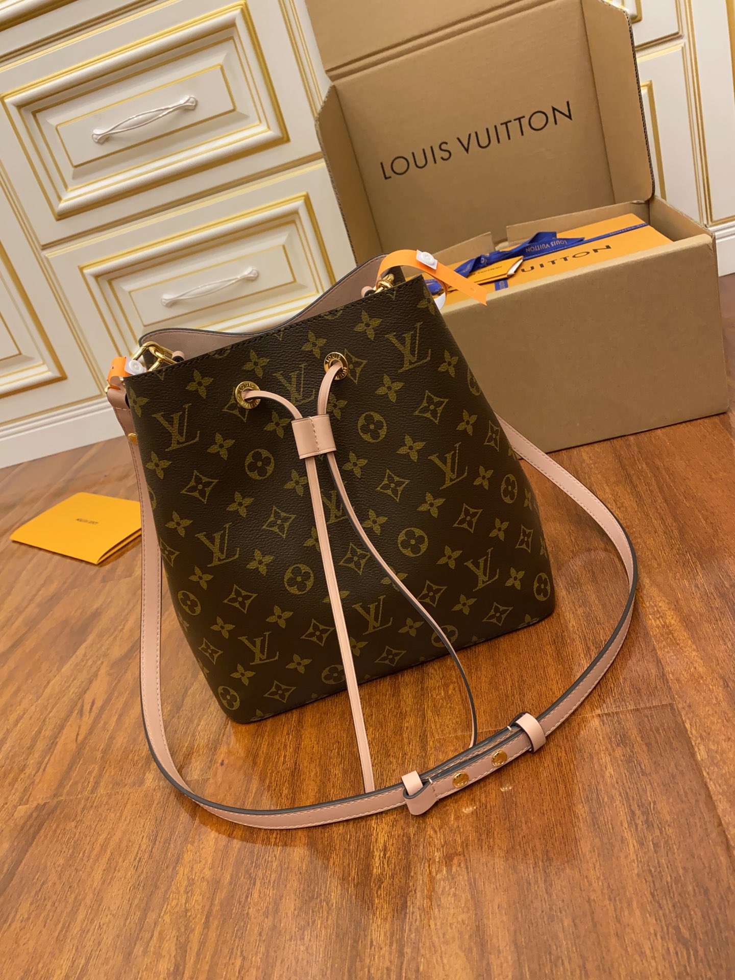 Louis Vuitton NeoNoe MM M44022