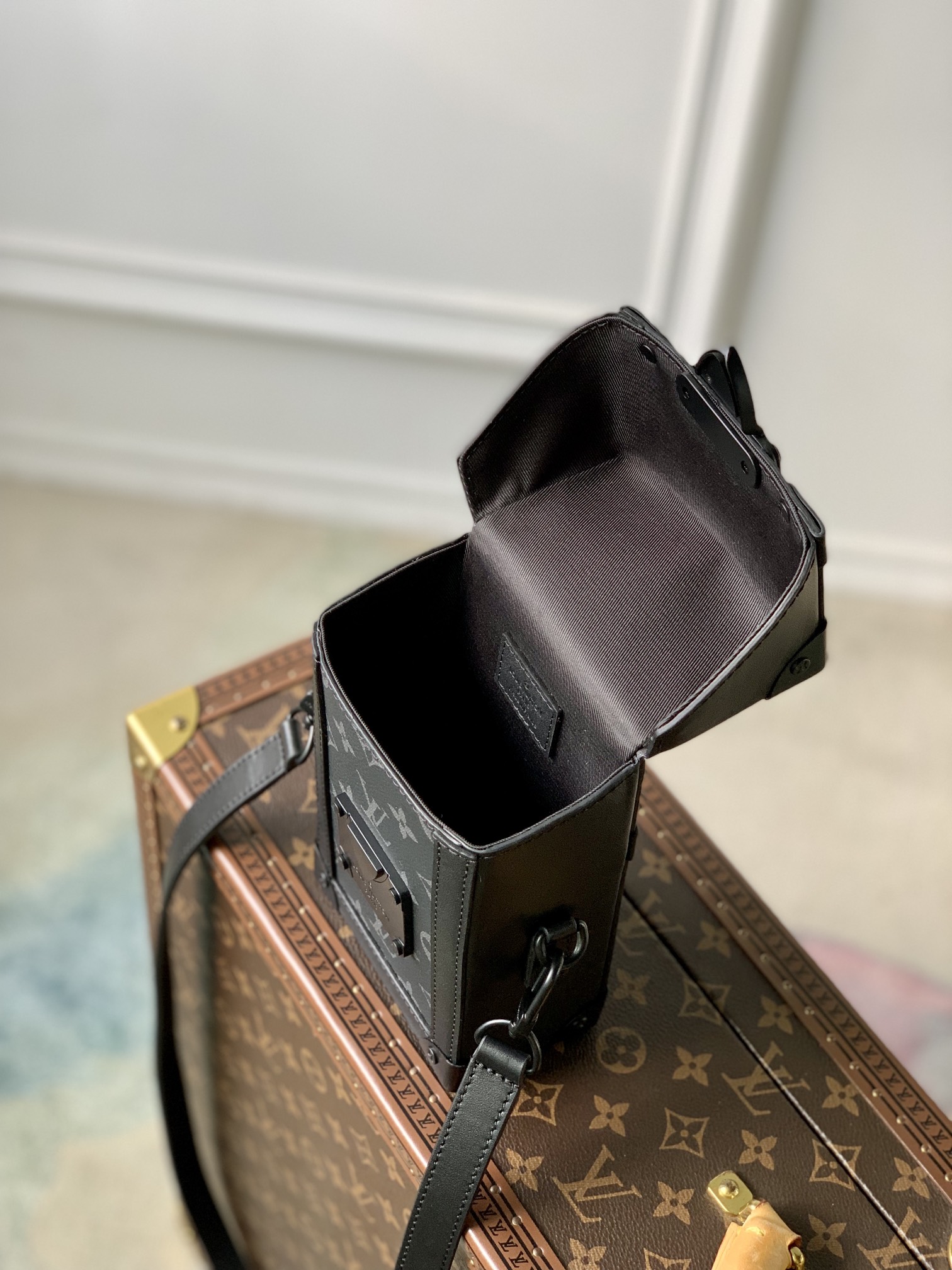 Louis Vuitton Vertical Trunk Wearable Wallet M82077