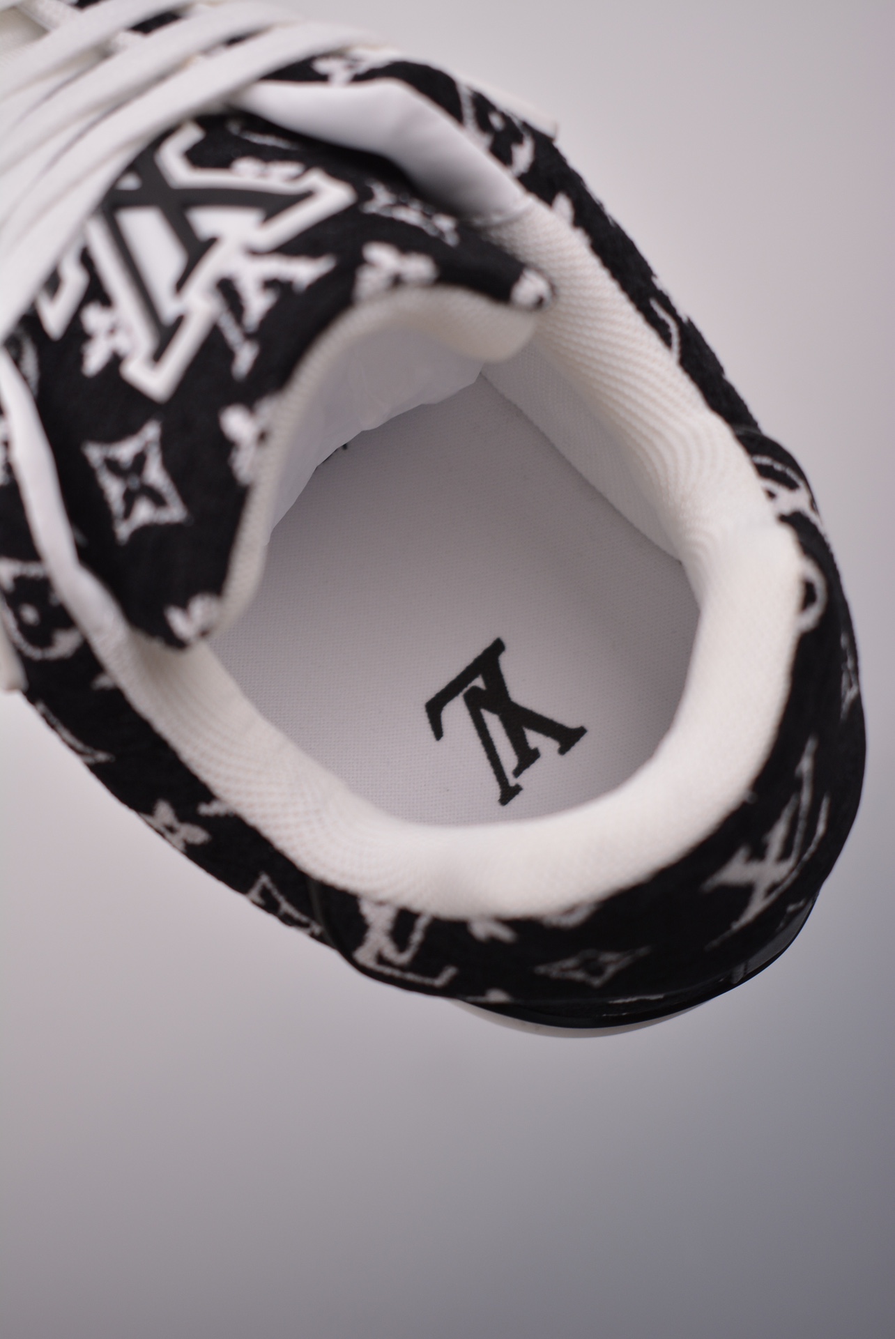 Louis Vuitton Sneakers pattern black