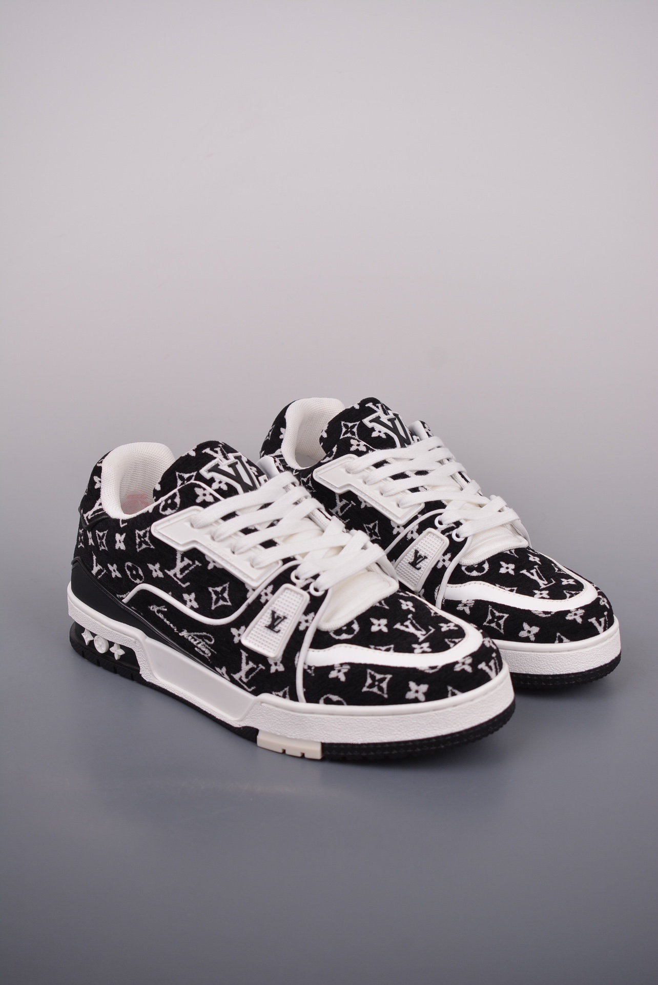 Louis Vuitton Sneakers pattern black