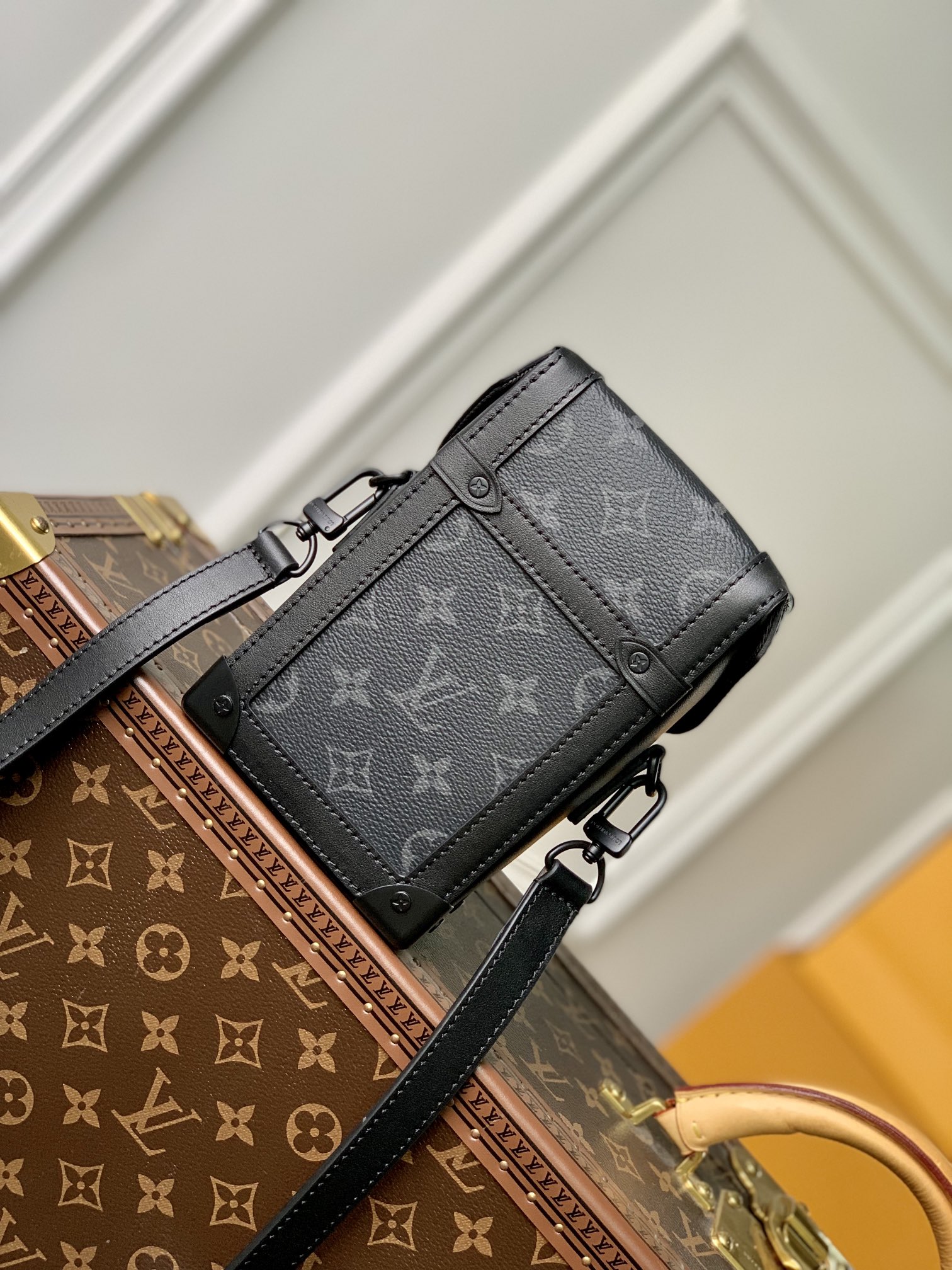 Louis Vuitton Vertical Trunk Wearable Wallet M82077