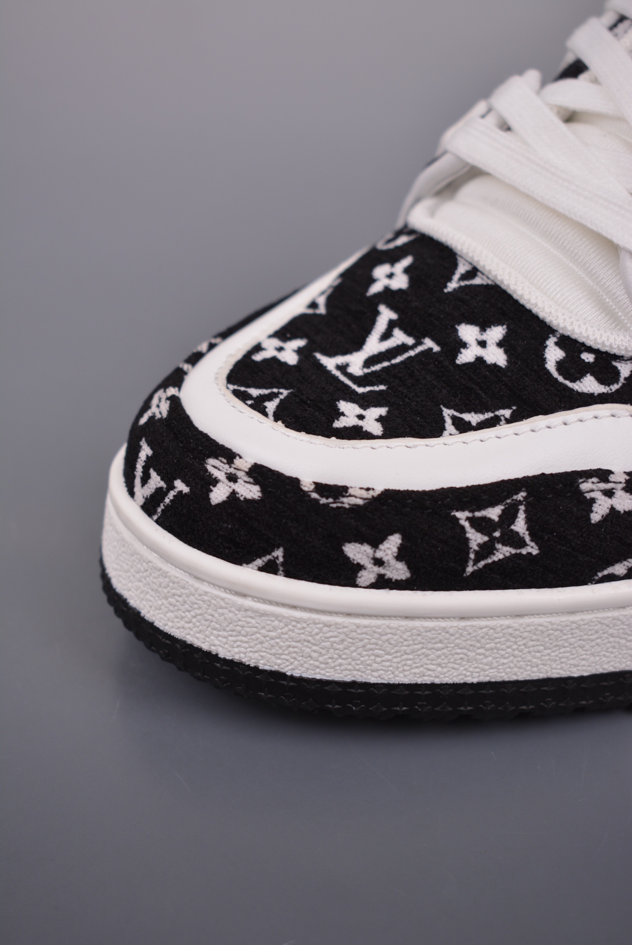 Louis Vuitton Sneakers pattern black