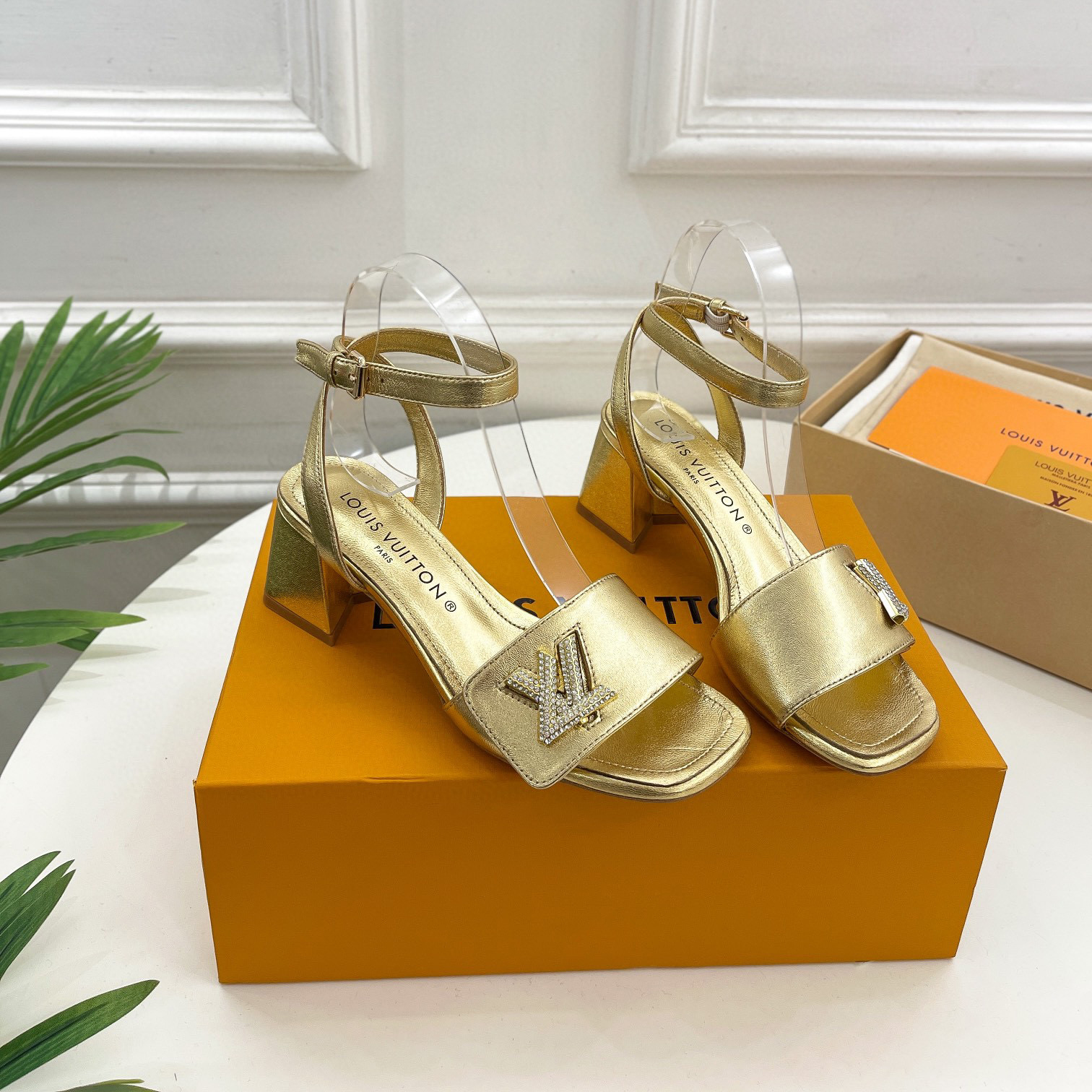 Louis Vuitton LV Patent Leather Thick And Cool Slide Sandal