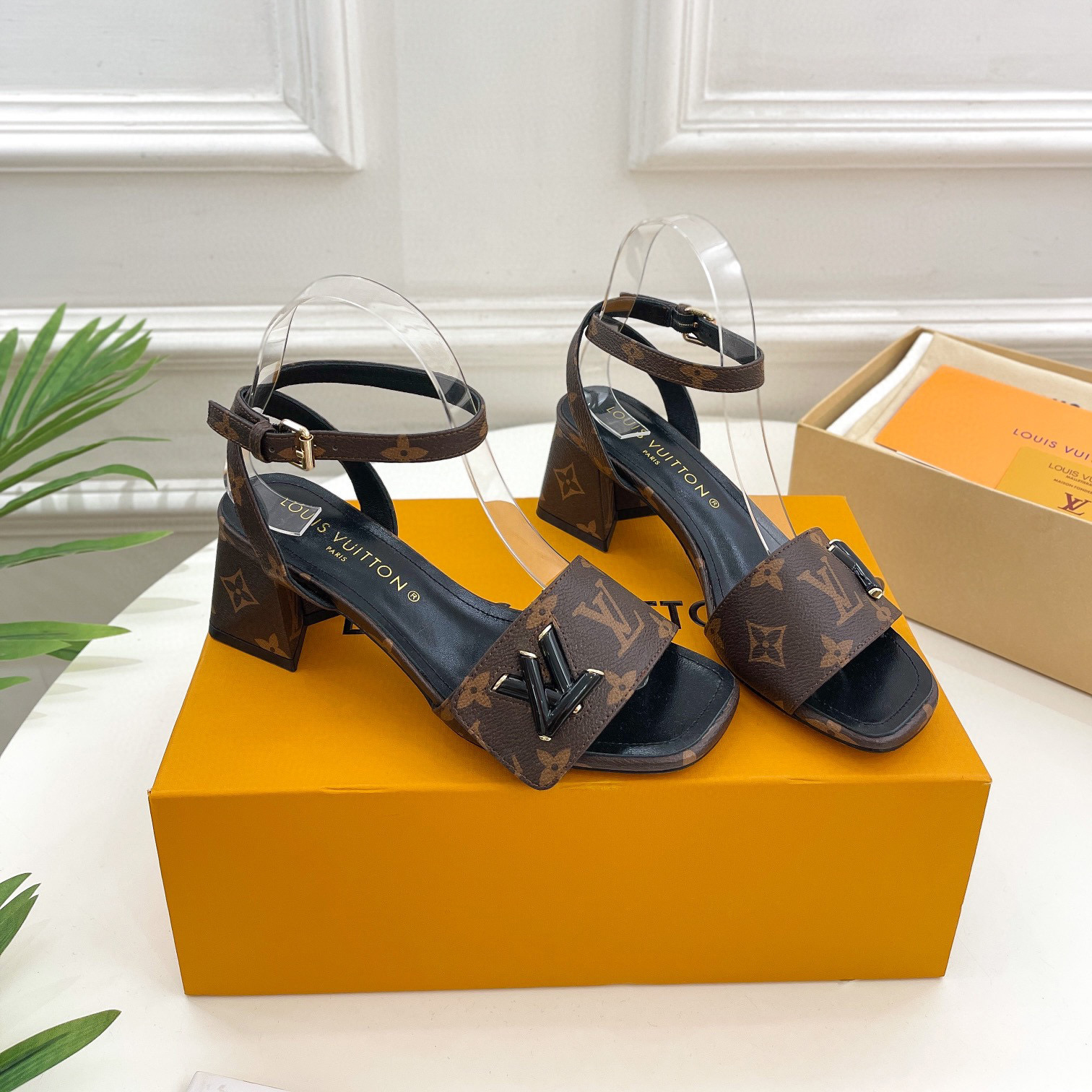 Louis Vuitton LV Patent Leather Thick And Cool Slide Sandal