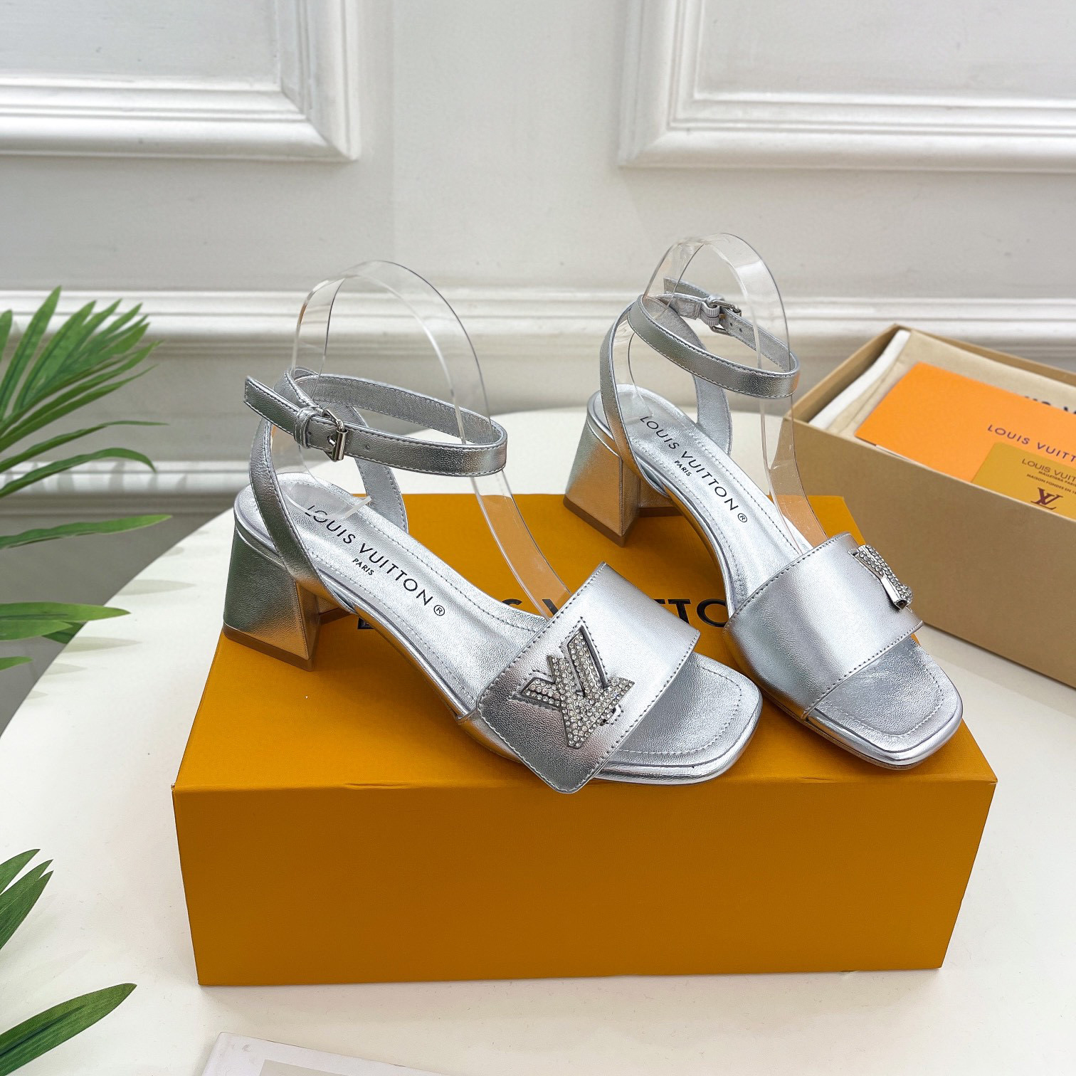 Louis Vuitton LV Patent Leather Thick And Cool Slide Sandal