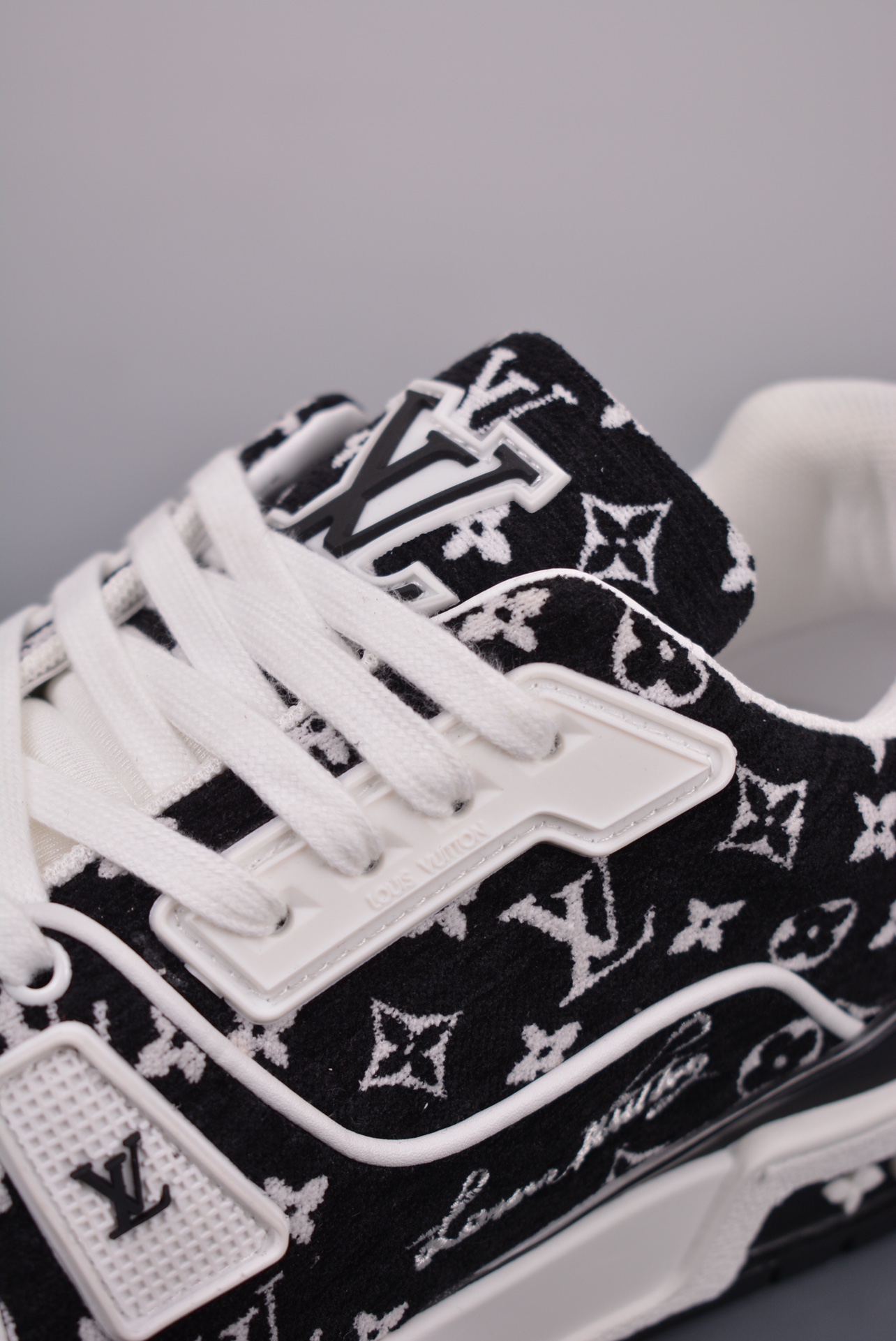 Louis Vuitton Sneakers pattern black