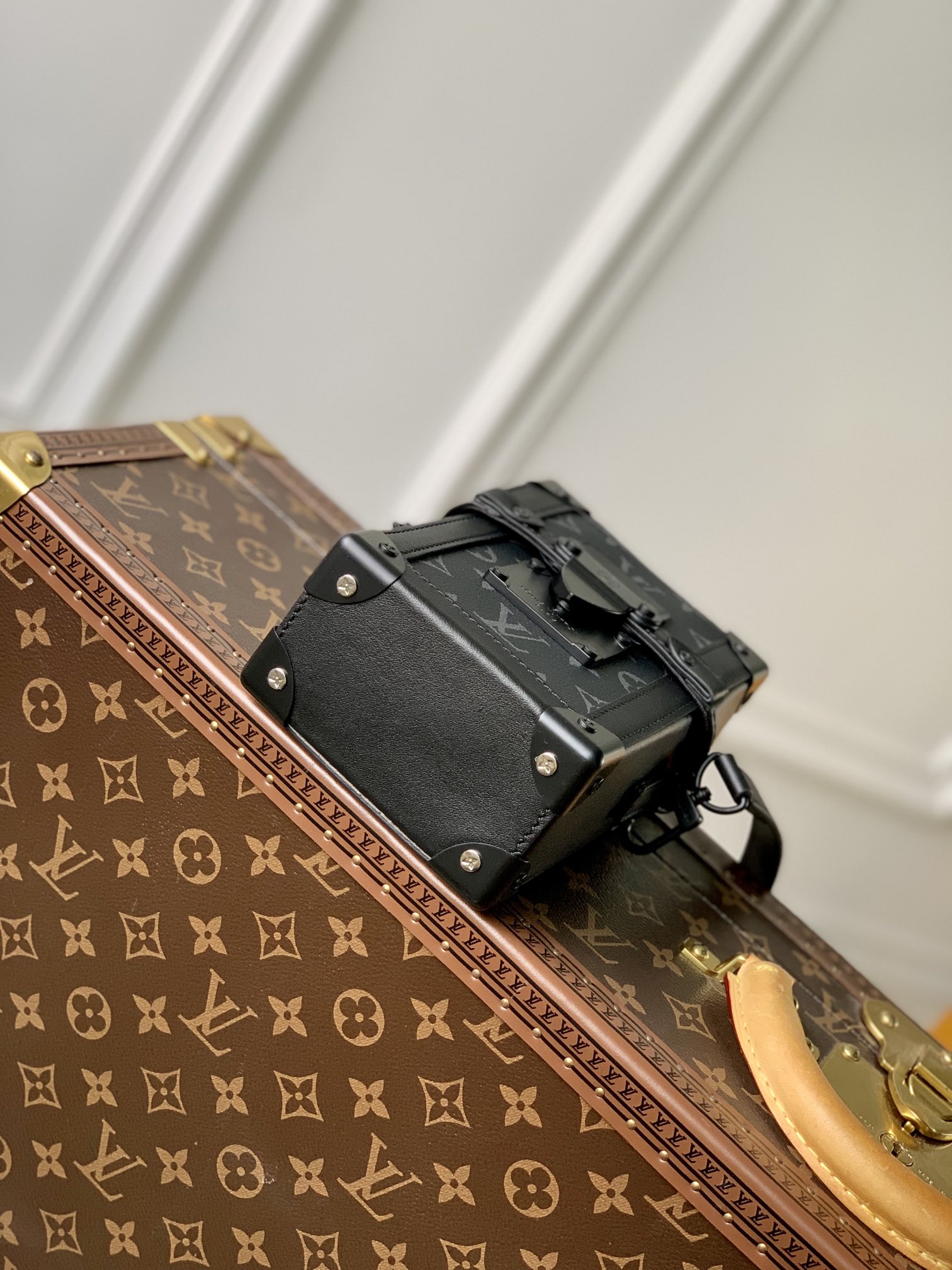 Louis Vuitton Vertical Trunk Wearable Wallet M82077