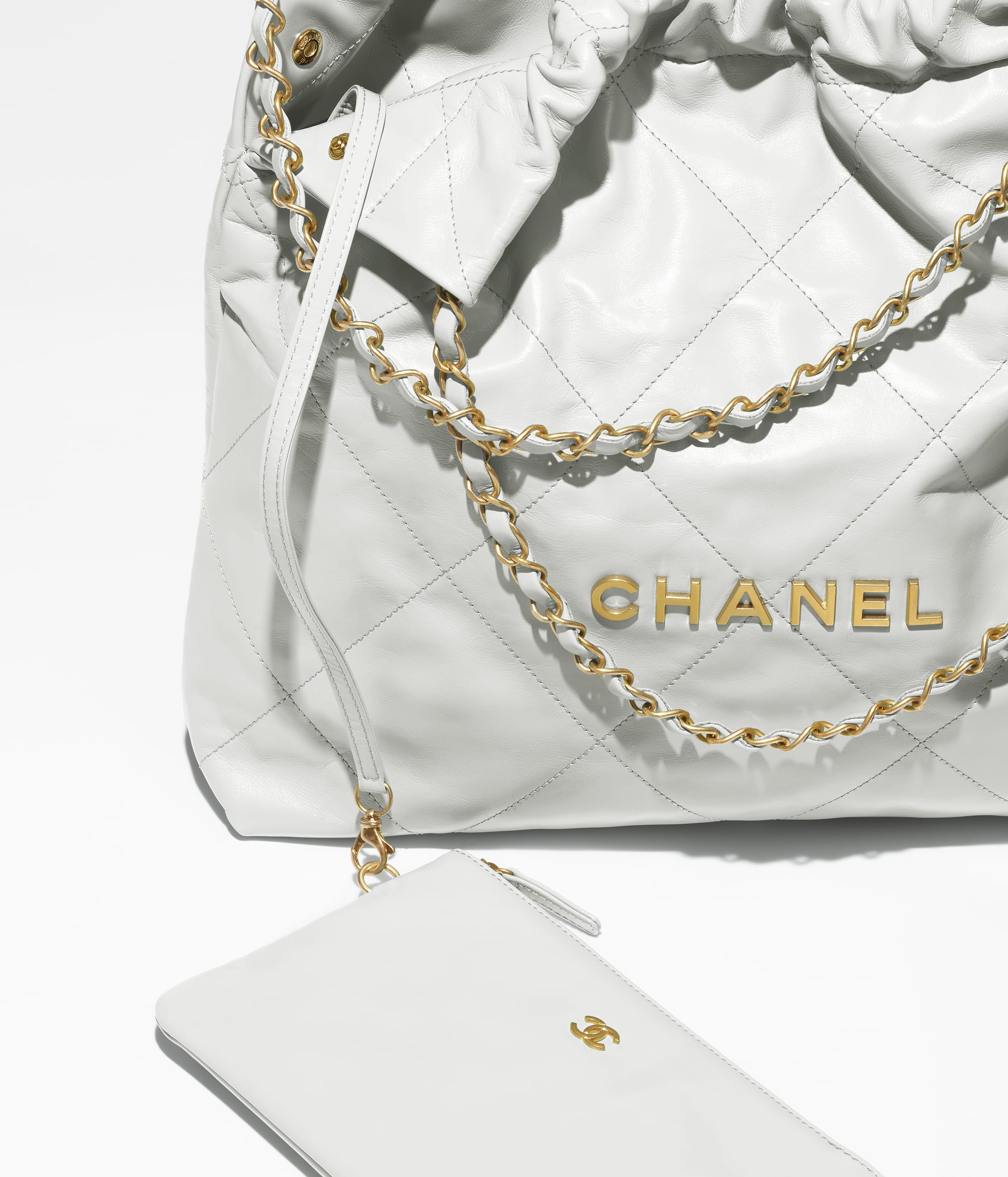 CHANEL 22 HANDBAG Shiny Calfskin & Gold-Tone Metal Light white/cream