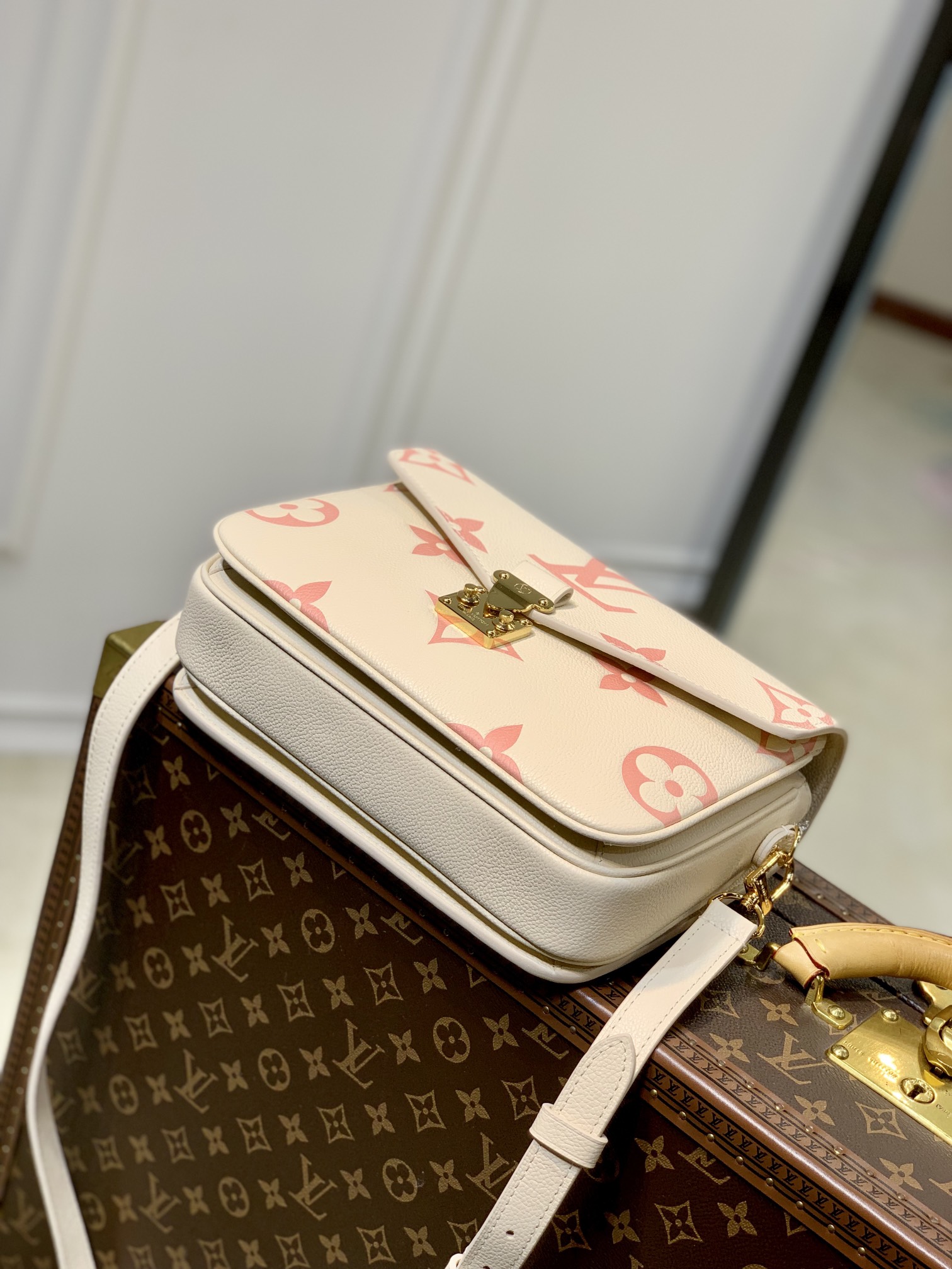 Louis Vuitton Pochette Metis M45573